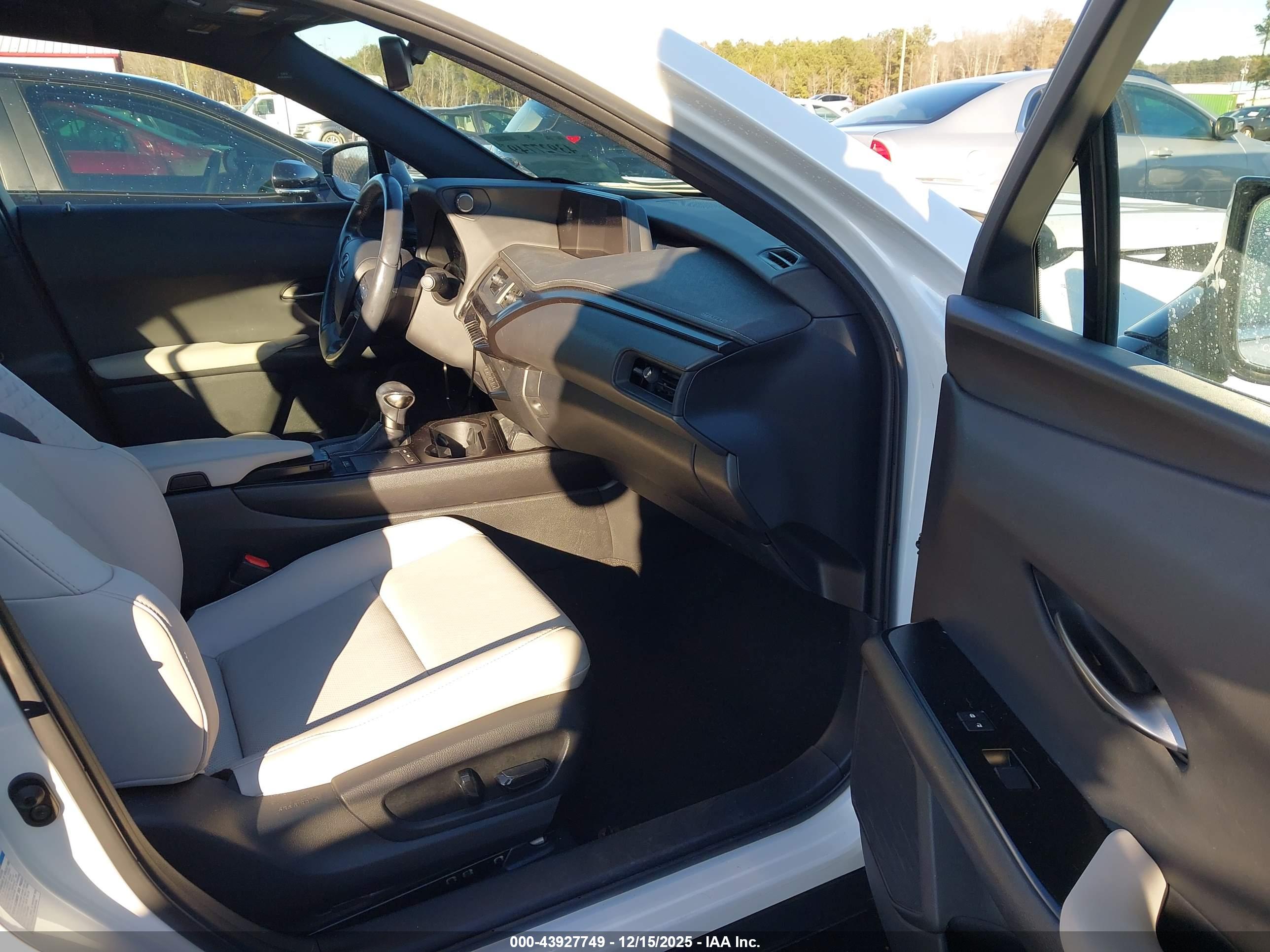 LEXUS UX image 5