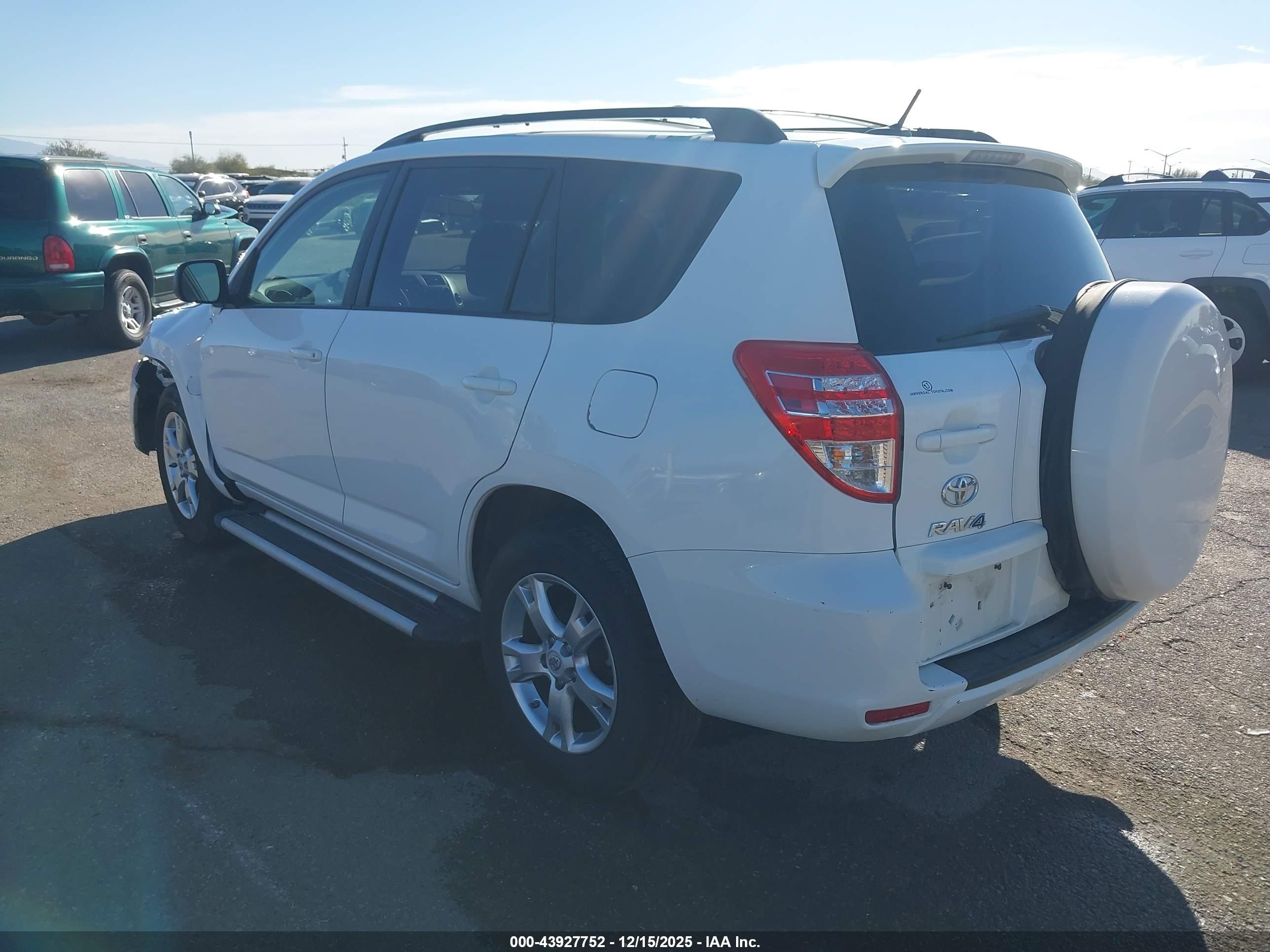 TOYOTA RAV4 image 3