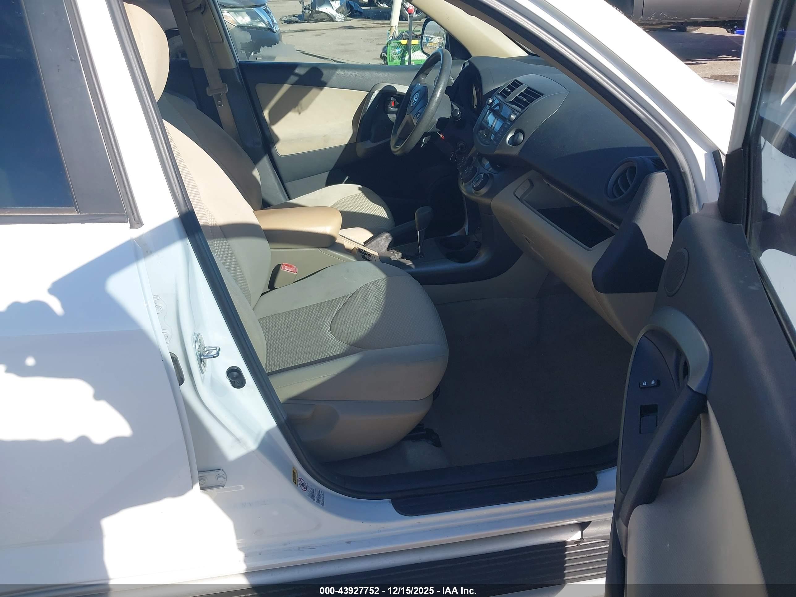 TOYOTA RAV4 image 5