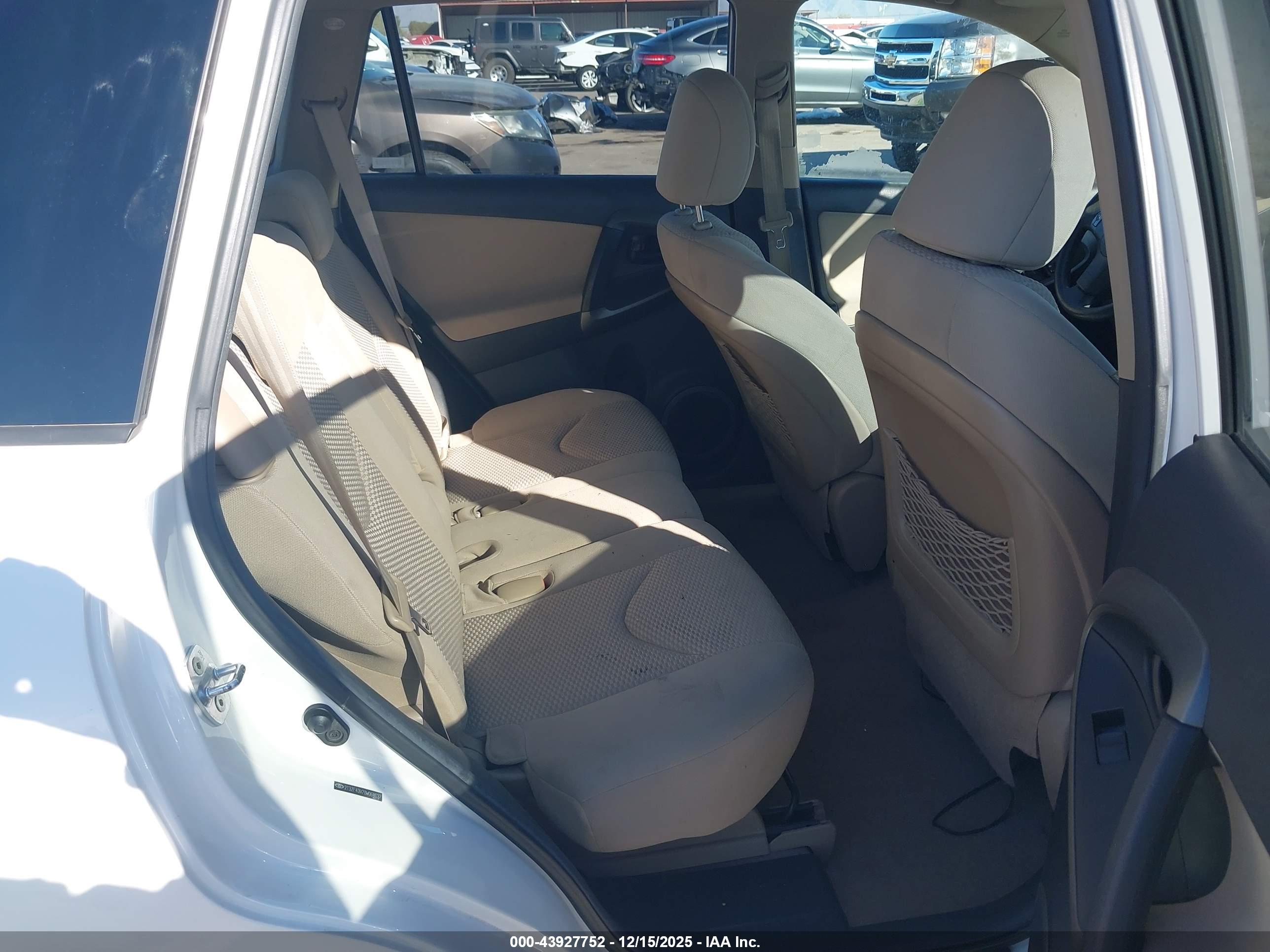 TOYOTA RAV4 image 8
