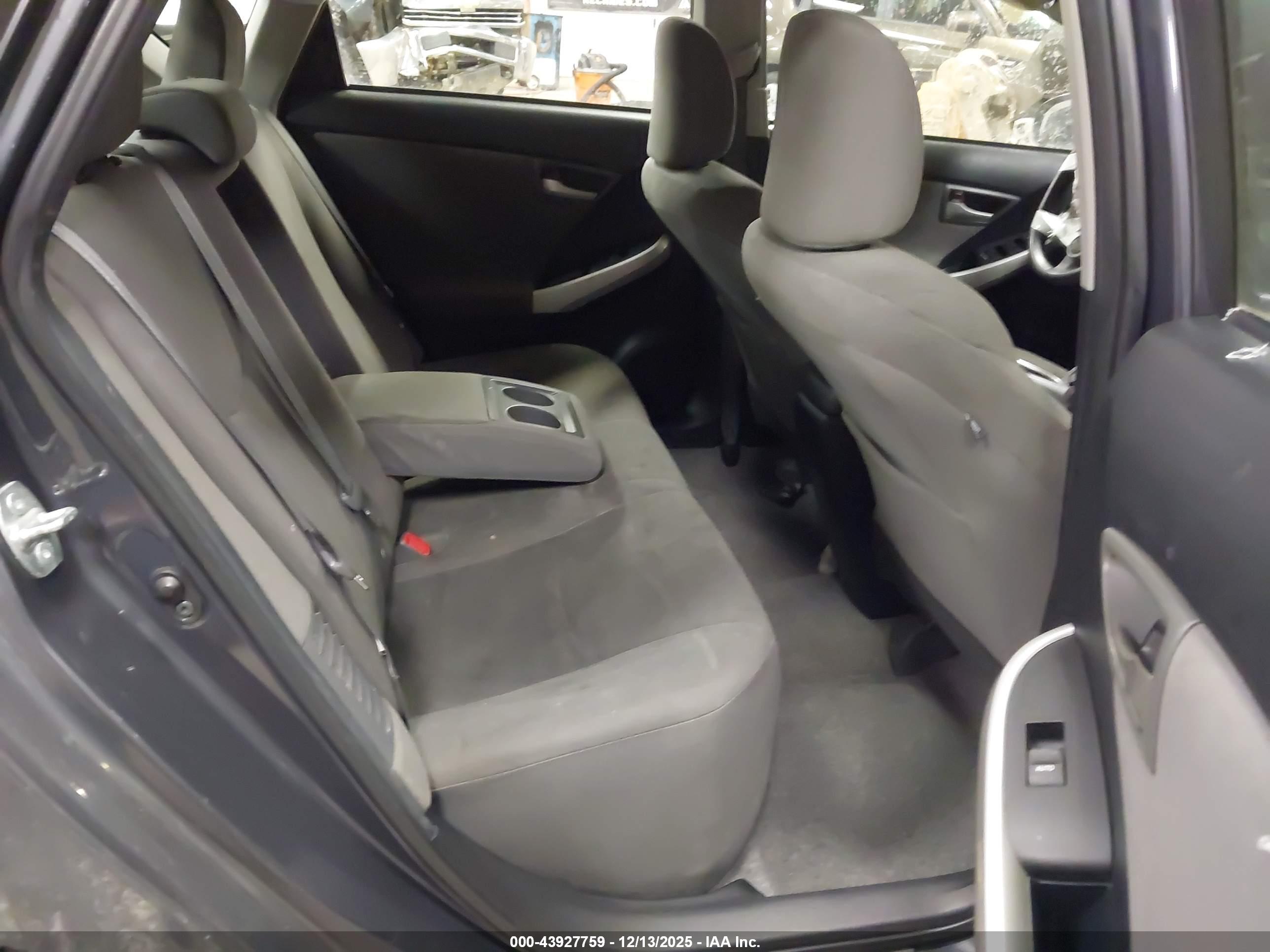 TOYOTA PRIUS image 8