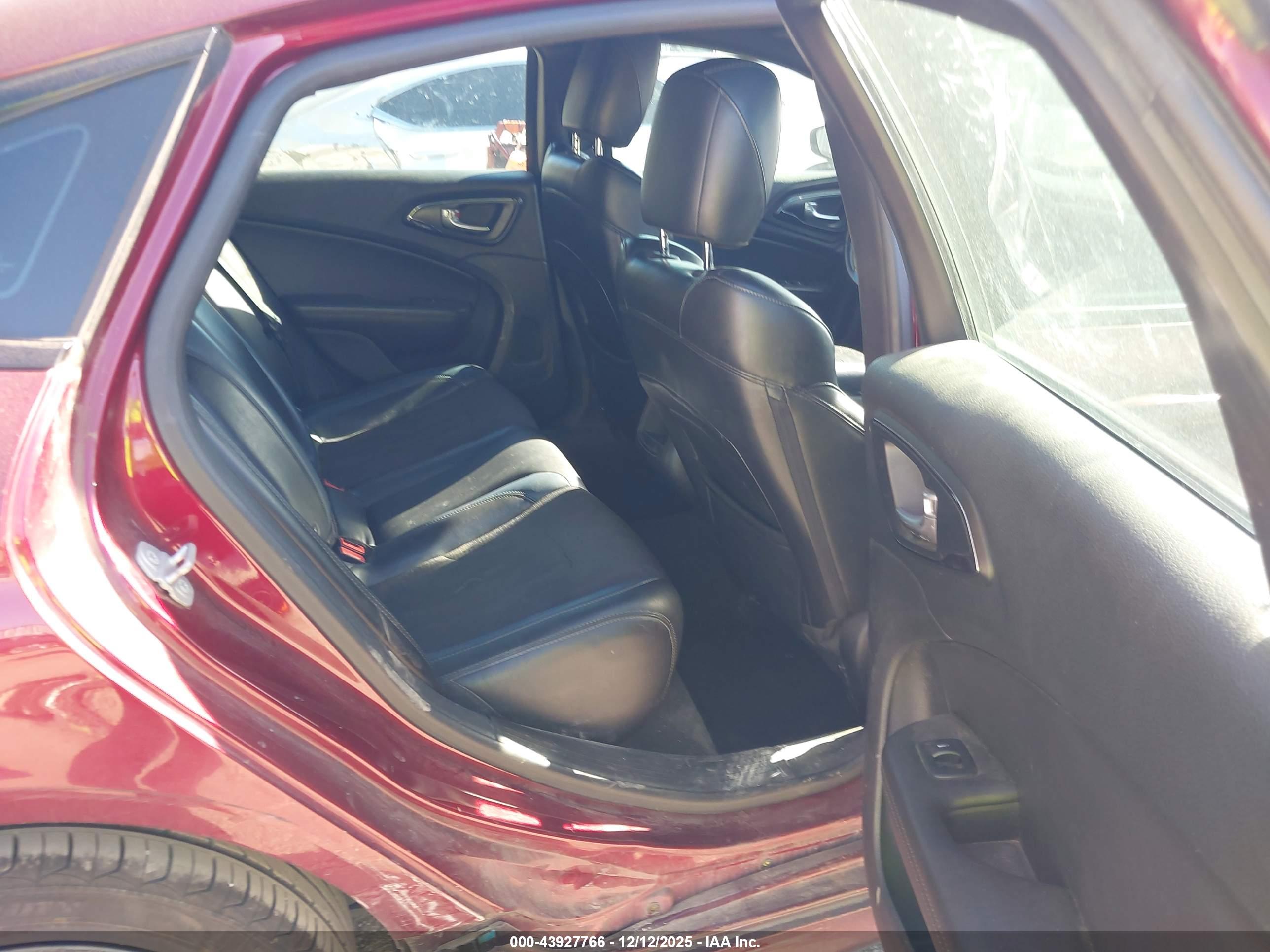 CHRYSLER 200 image 8
