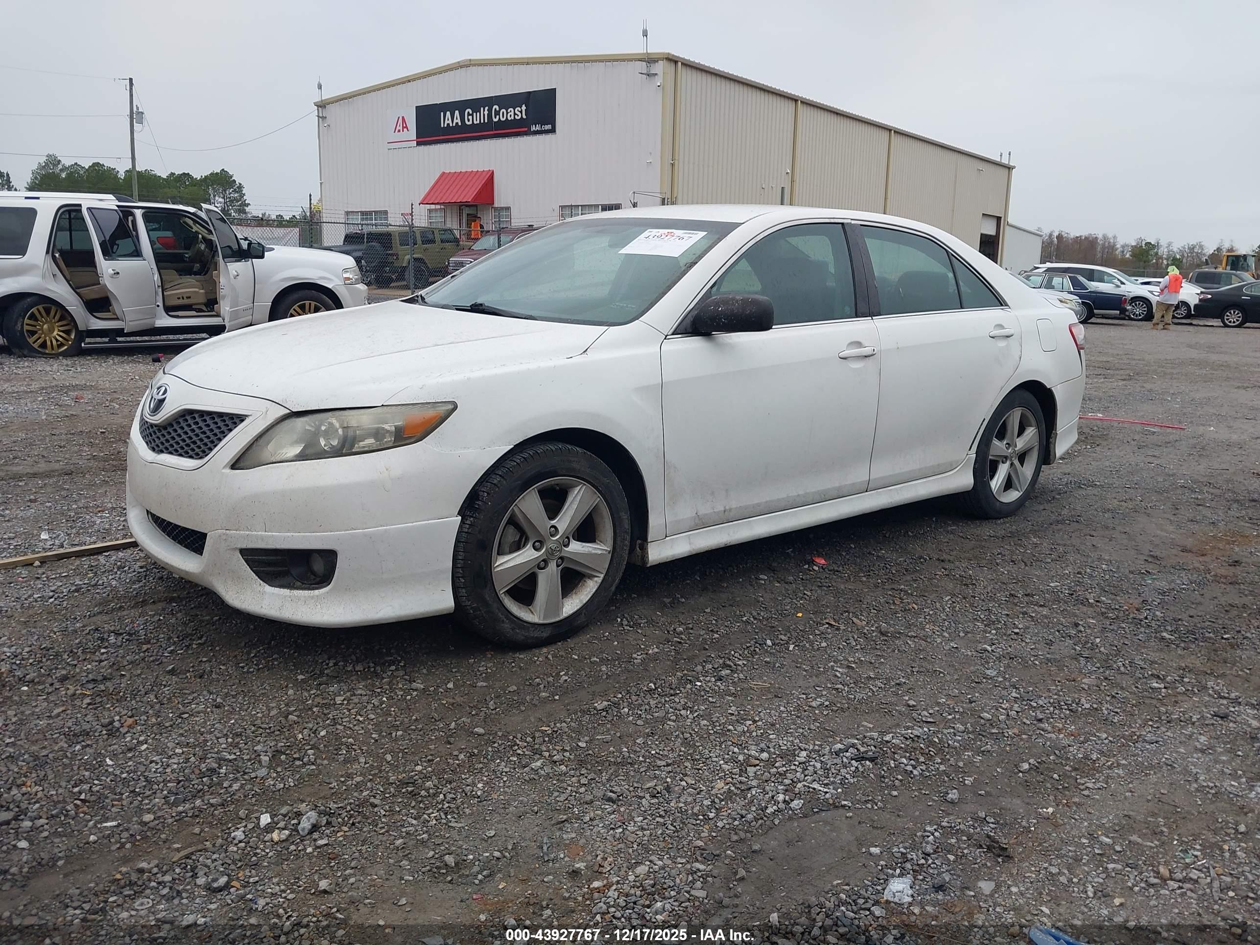 TOYOTA CAMRY image 2
