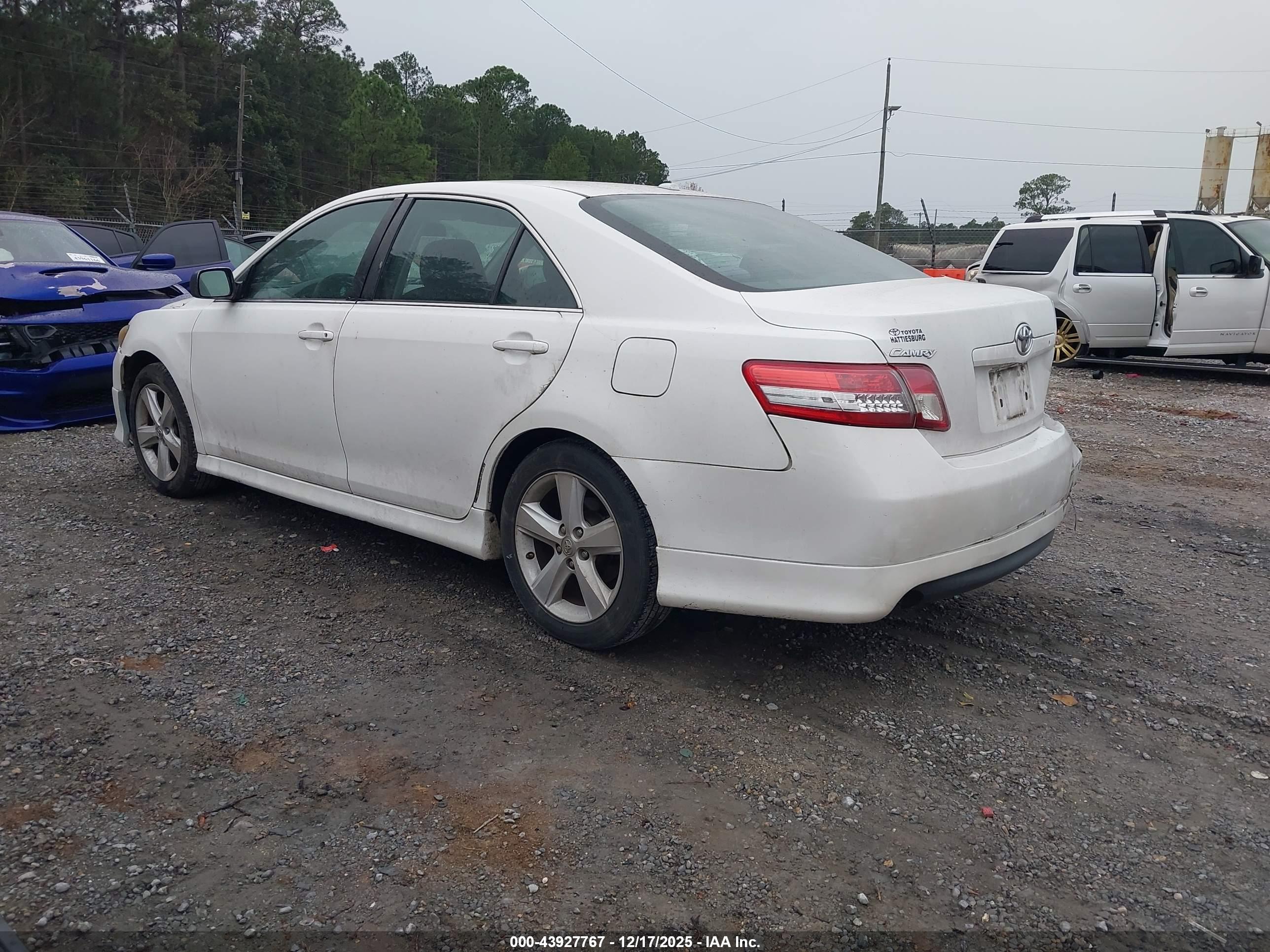 TOYOTA CAMRY image 3