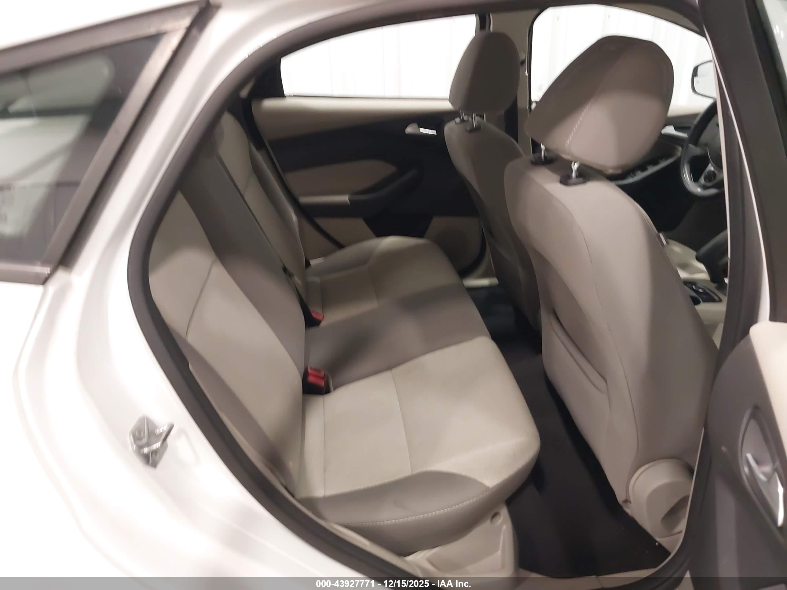 FORD FOCUS image 8