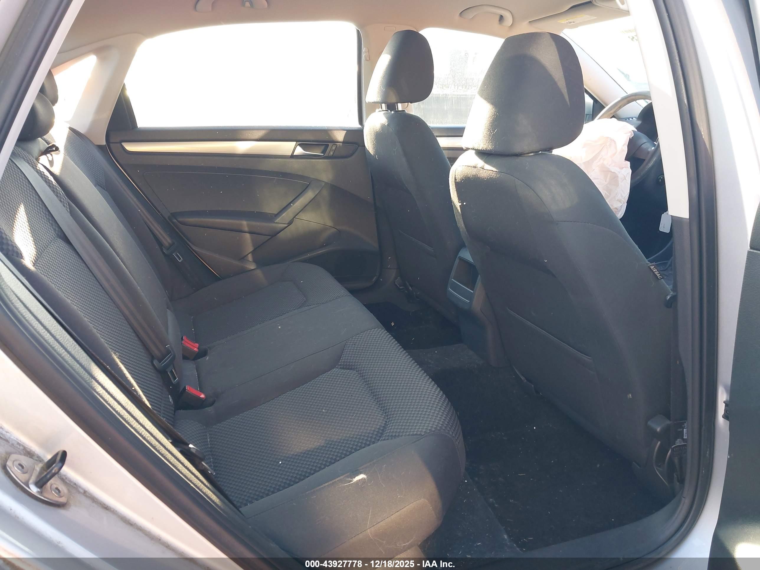 VOLKSWAGEN PASSAT image 8