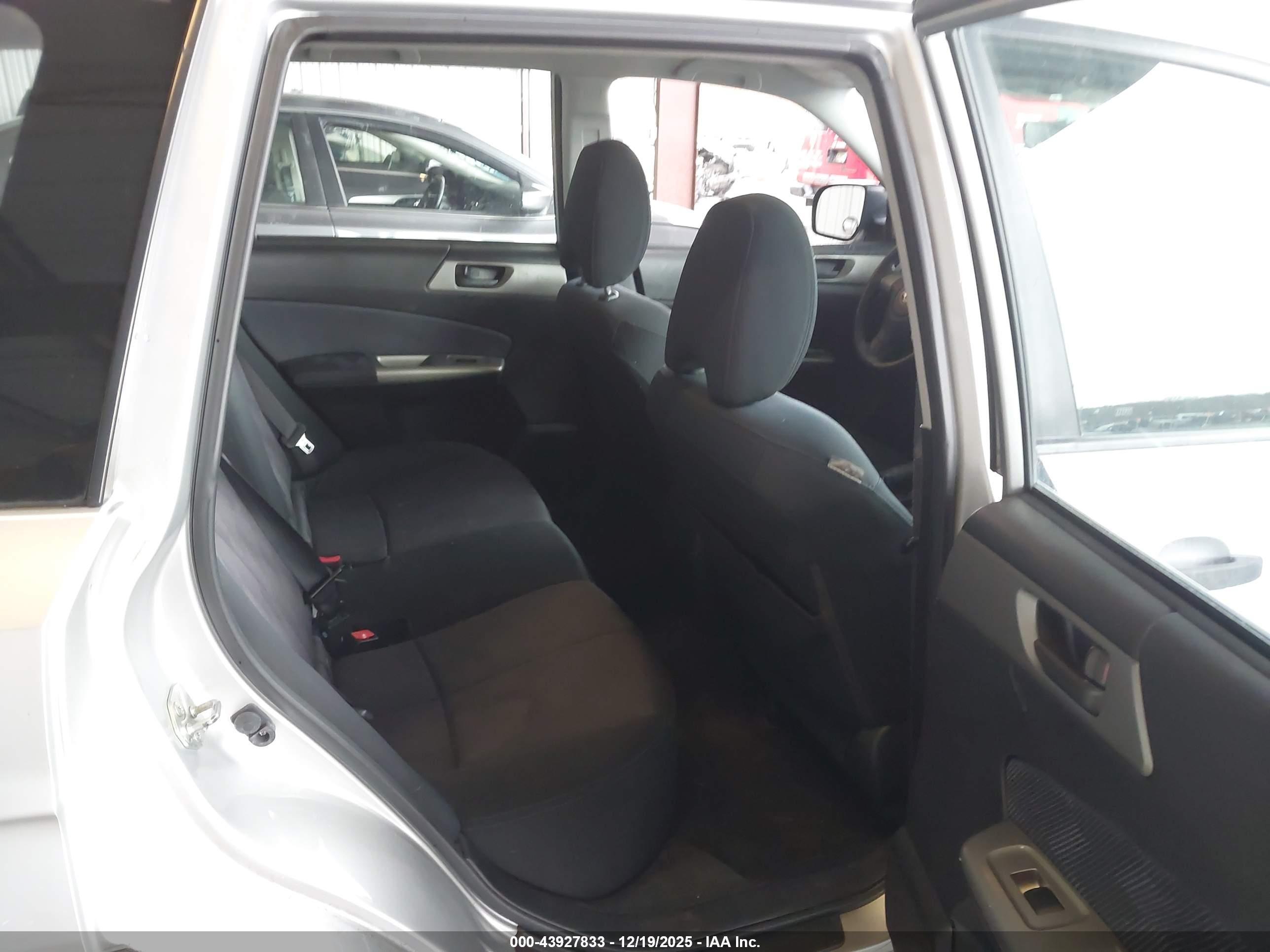 SUBARU FORESTER image 8