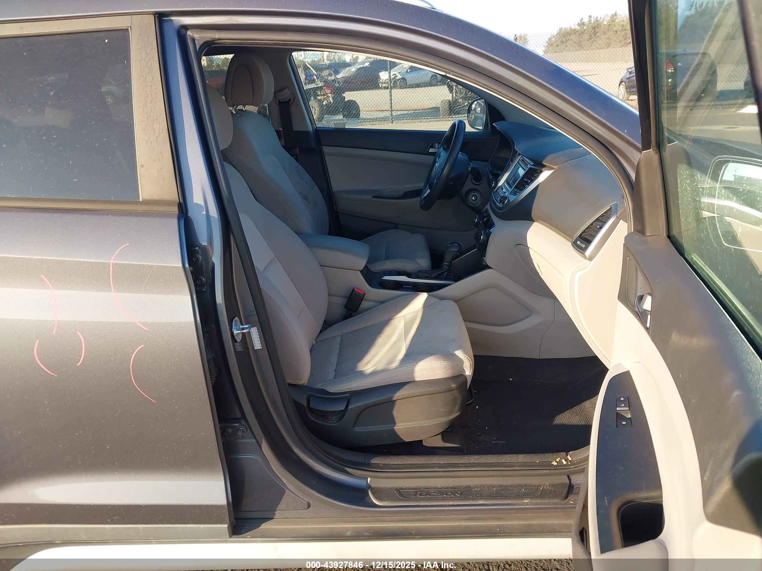 HYUNDAI TUCSON image 5