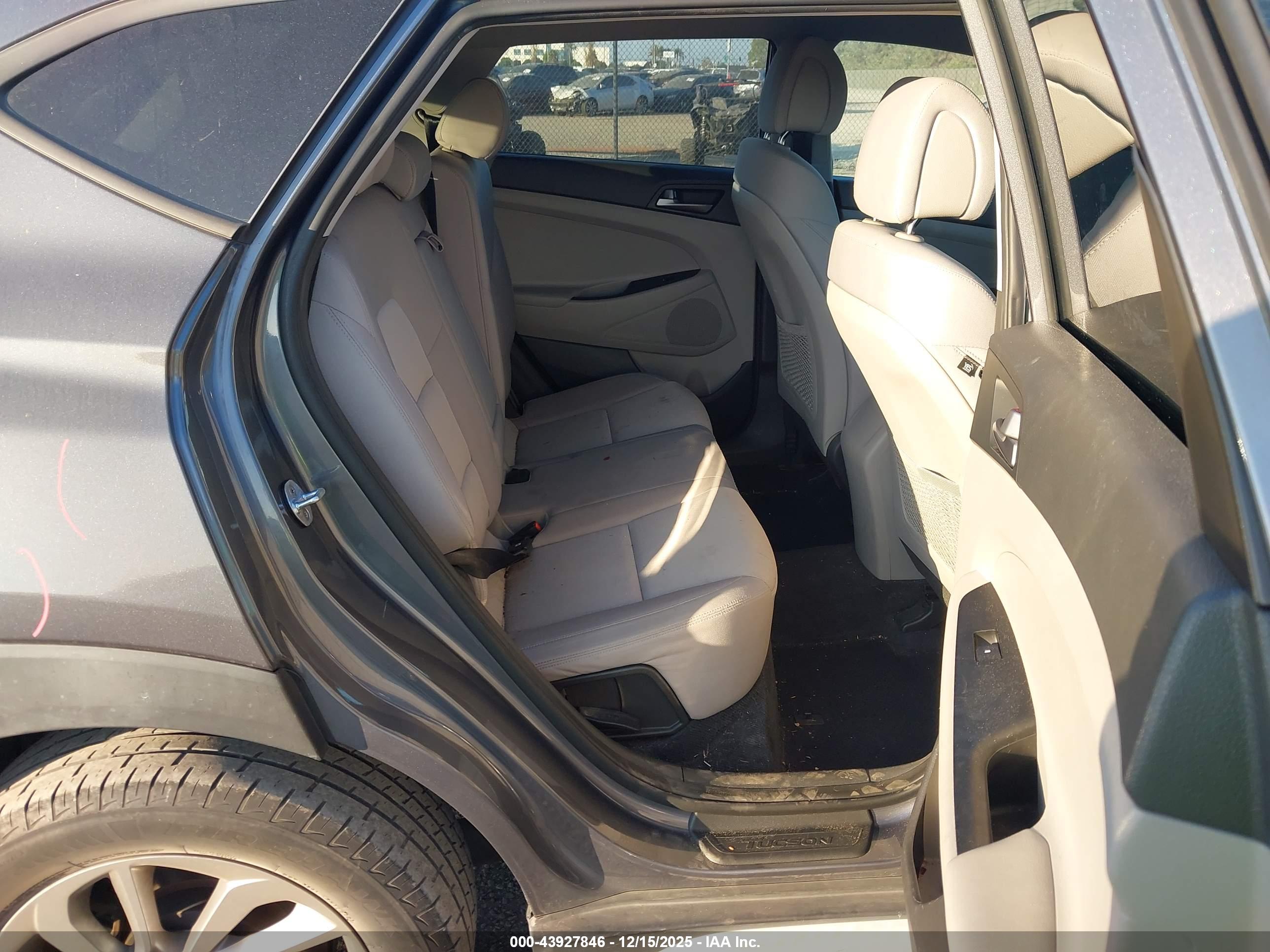 HYUNDAI TUCSON image 8