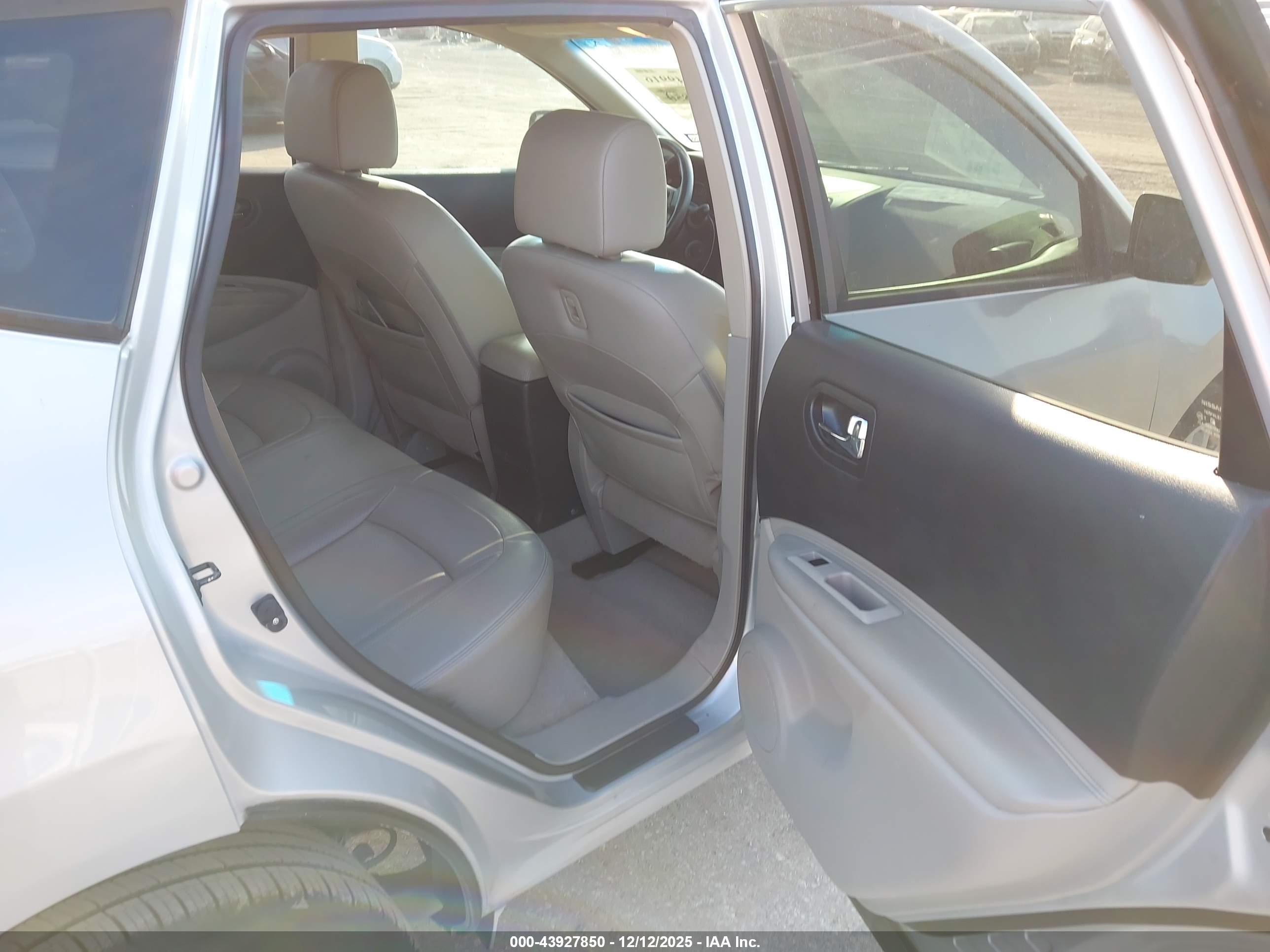NISSAN ROGUE image 8