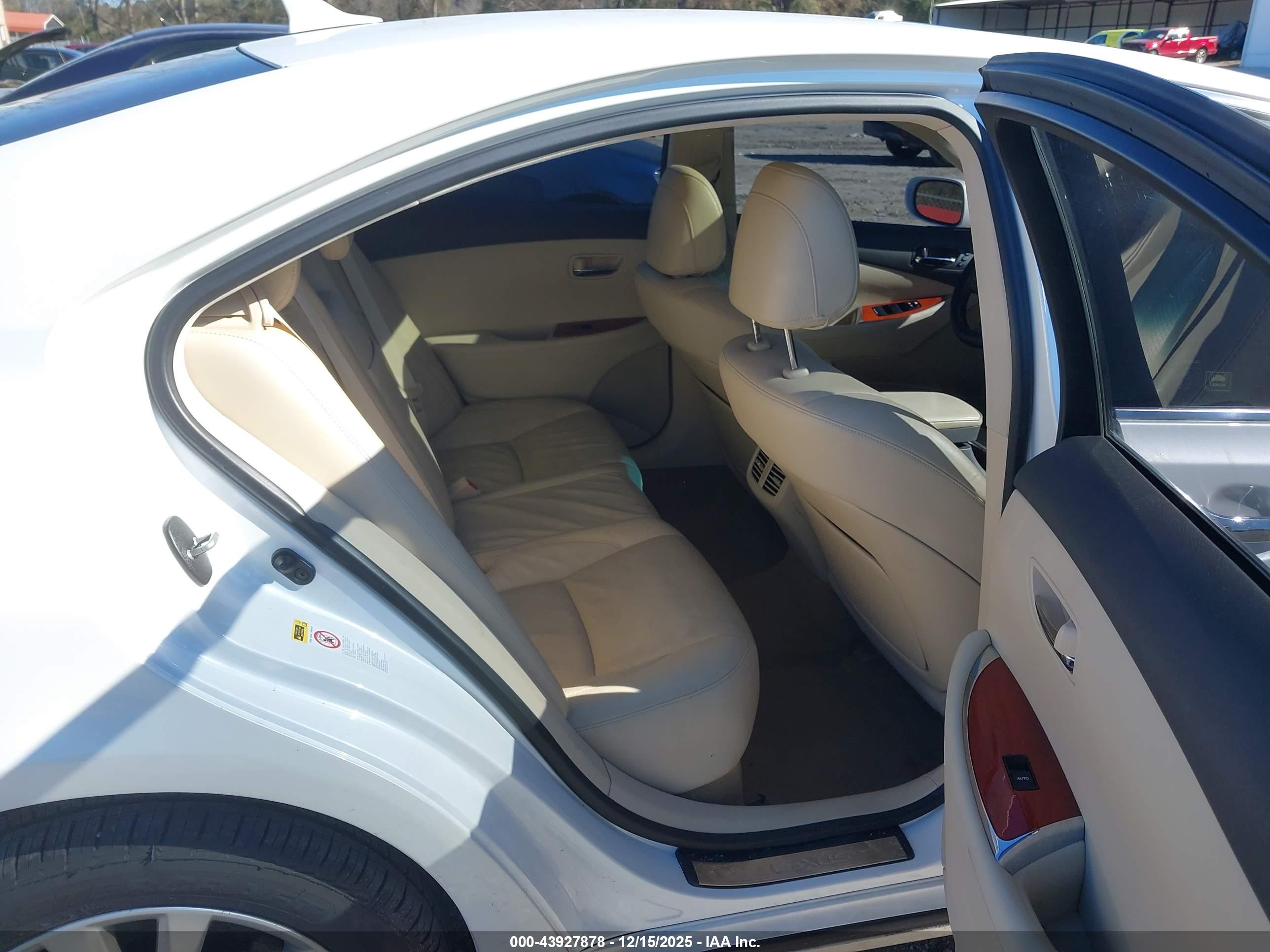 LEXUS ES image 8