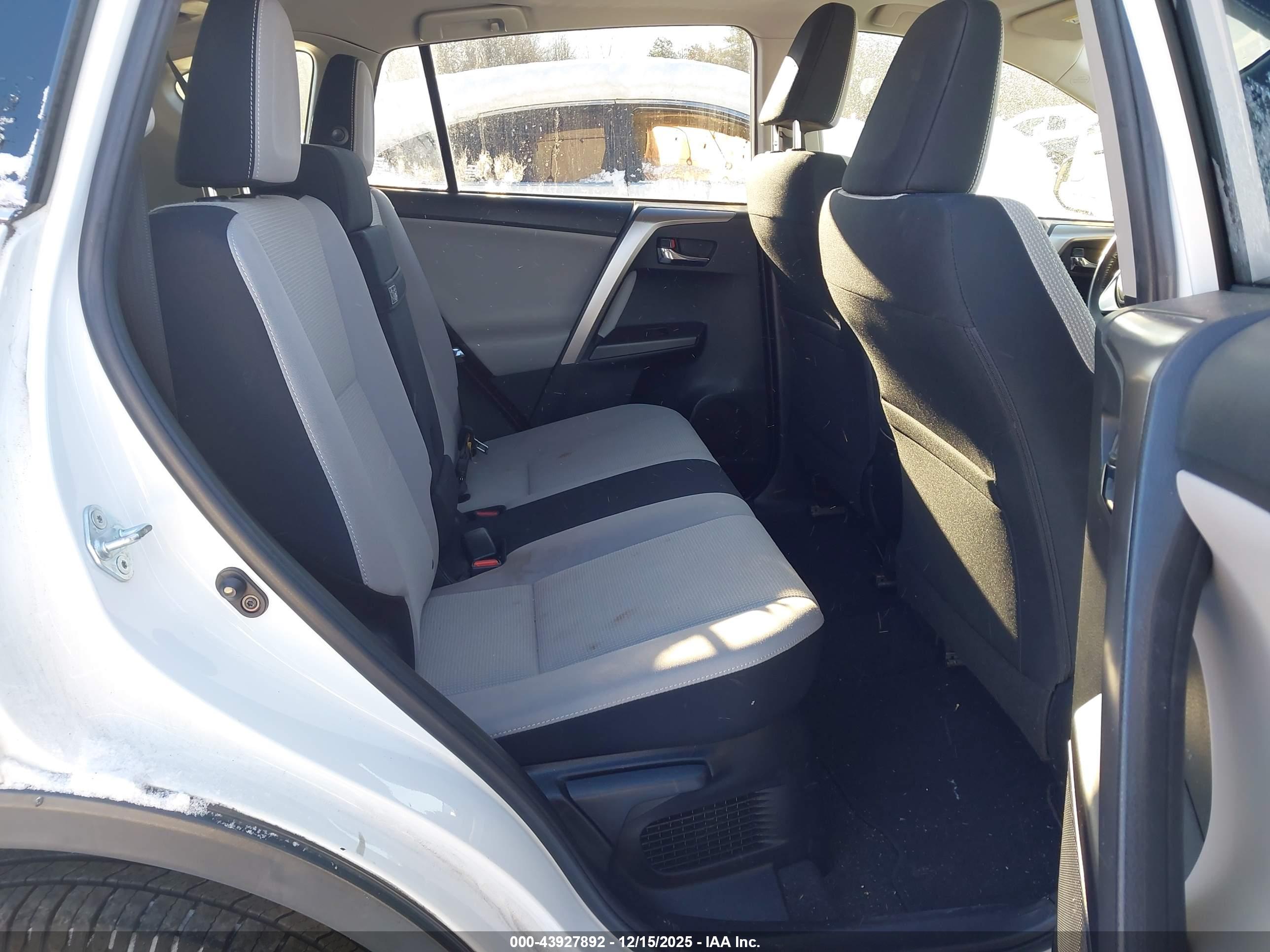TOYOTA RAV4 image 8