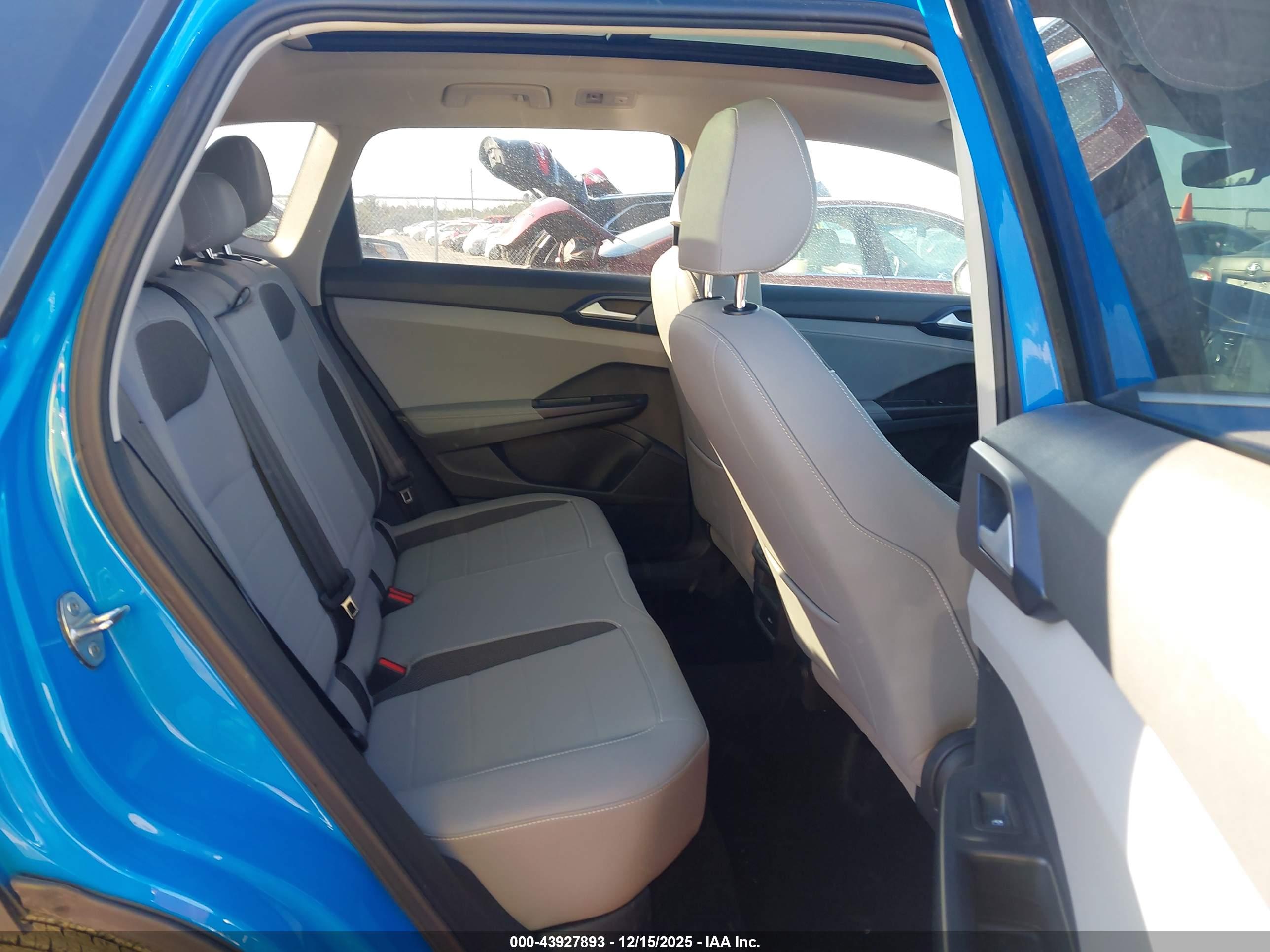 VOLKSWAGEN TAOS image 8