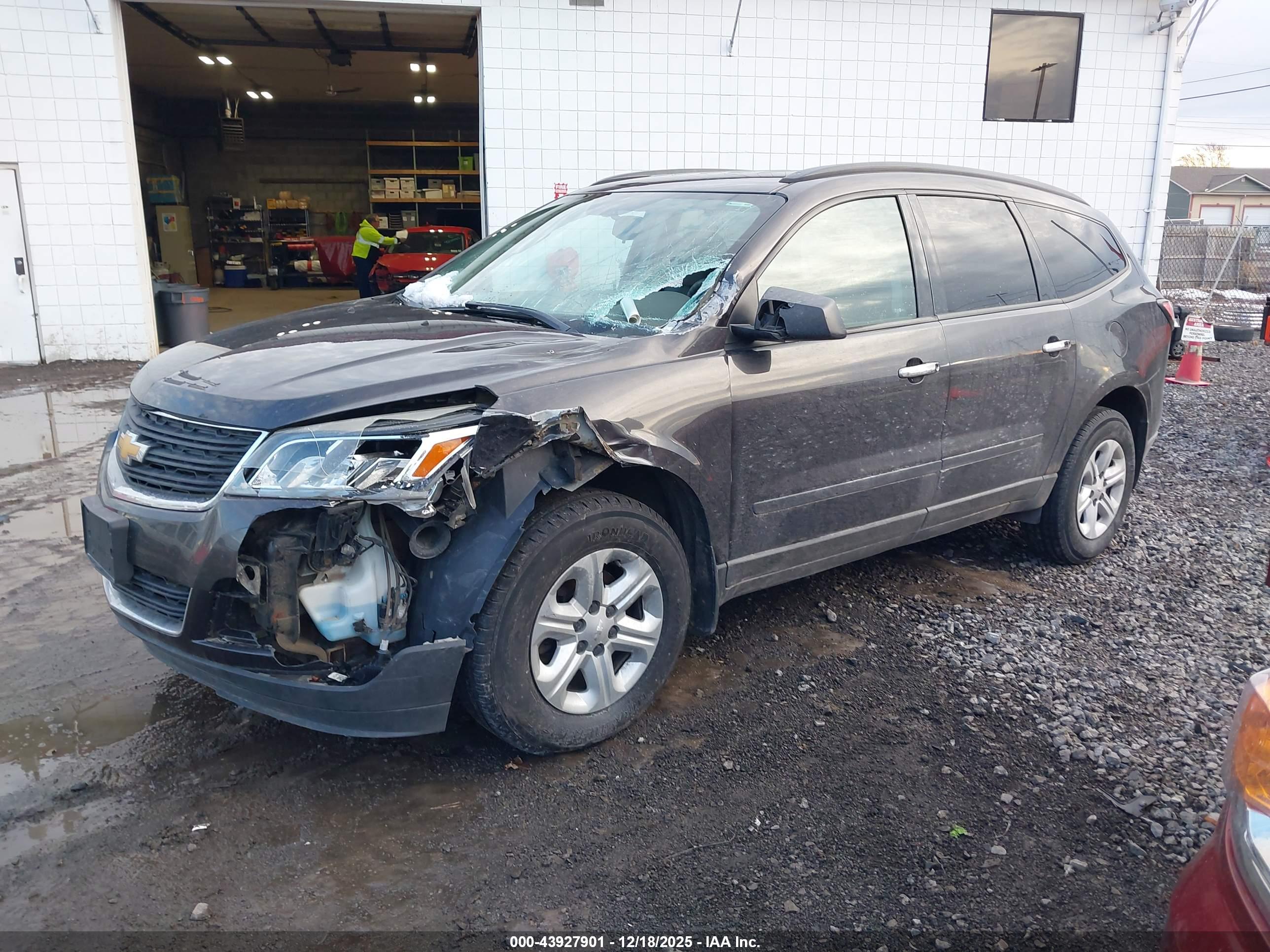 CHEVROLET TRAVERSE image 2