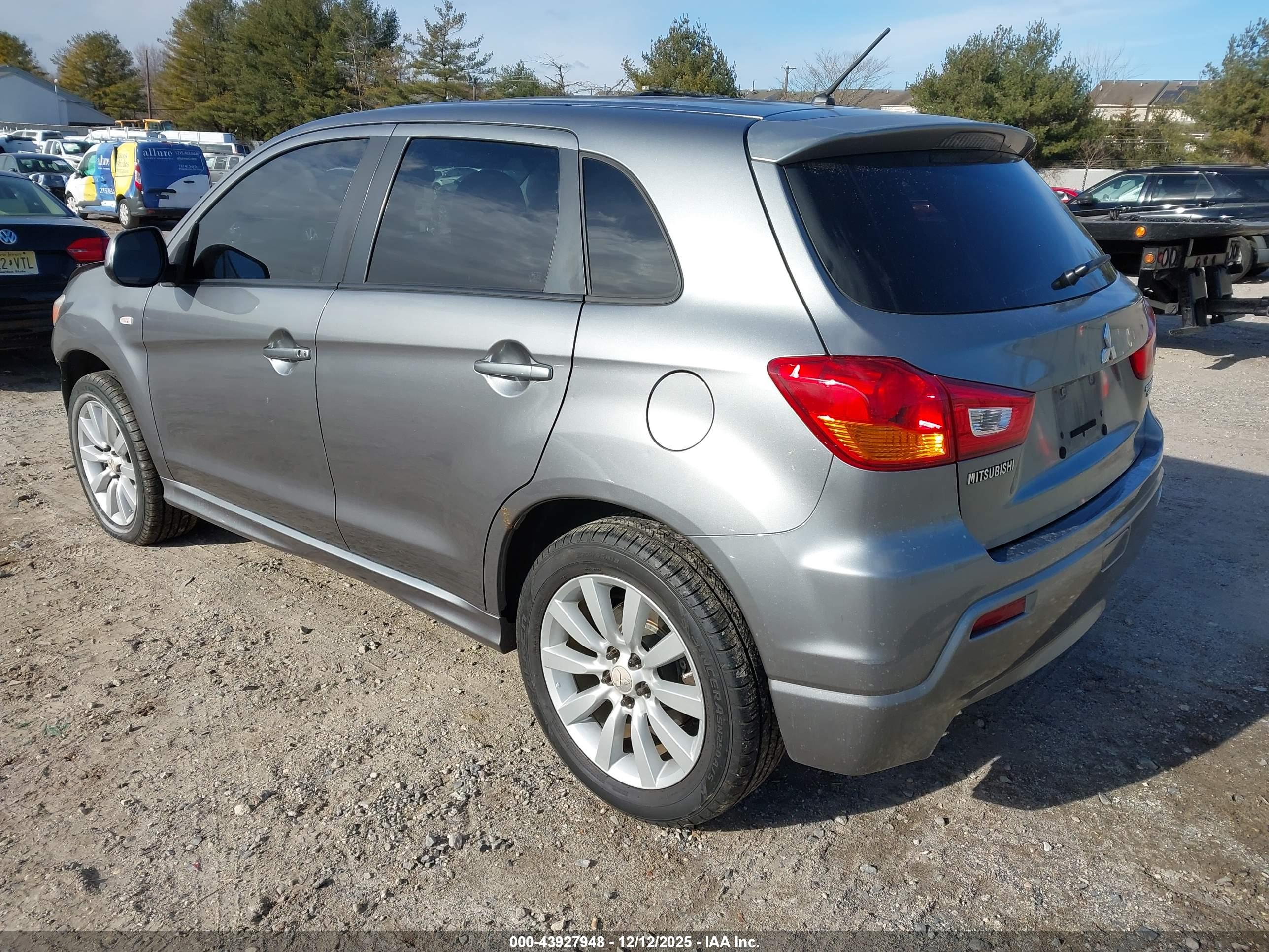 MITSUBISHI OUTLANDER image 3