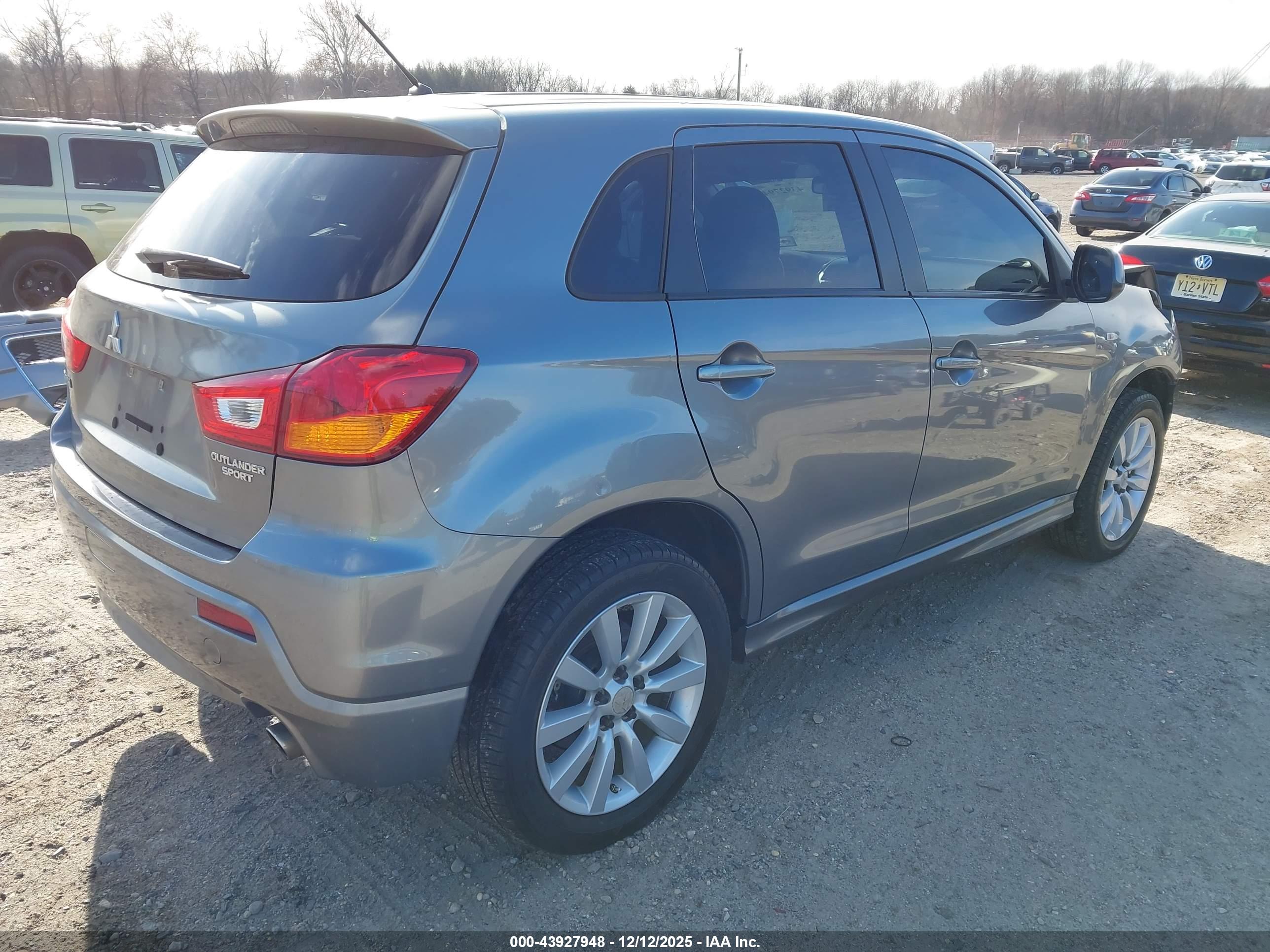 MITSUBISHI OUTLANDER image 4