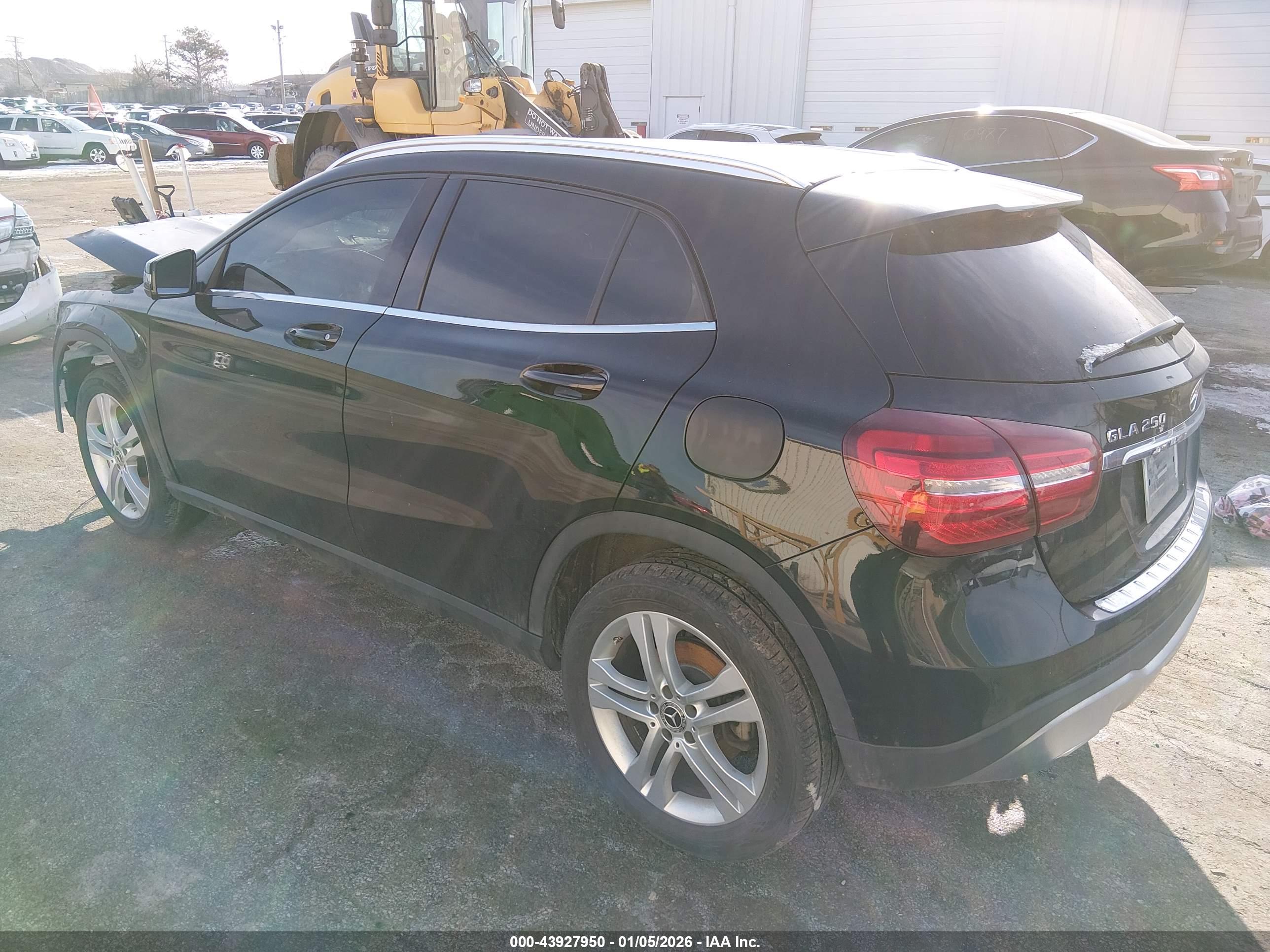 MERCEDES-BENZ GLA image 3