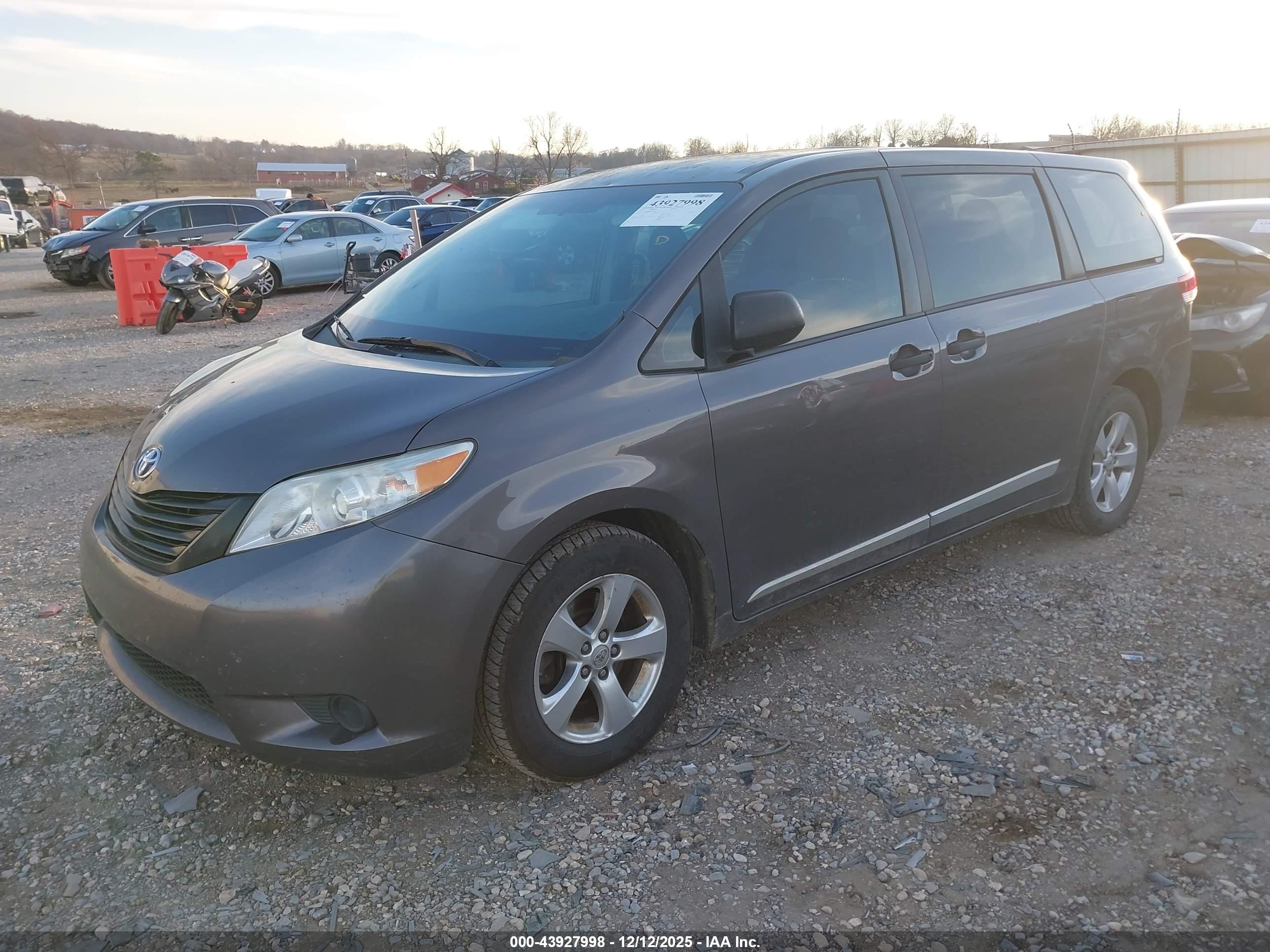 TOYOTA SIENNA image 2