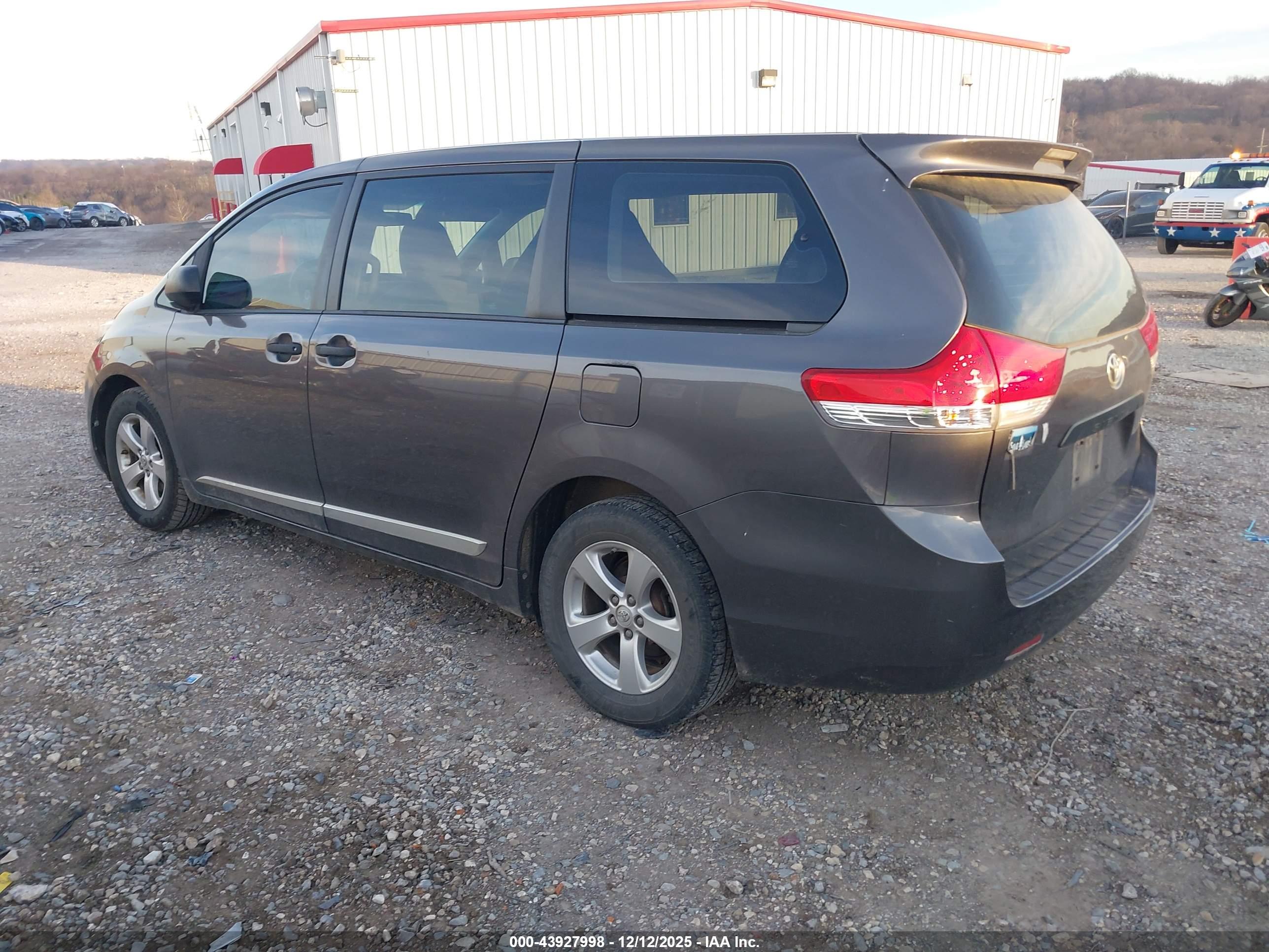 TOYOTA SIENNA image 3