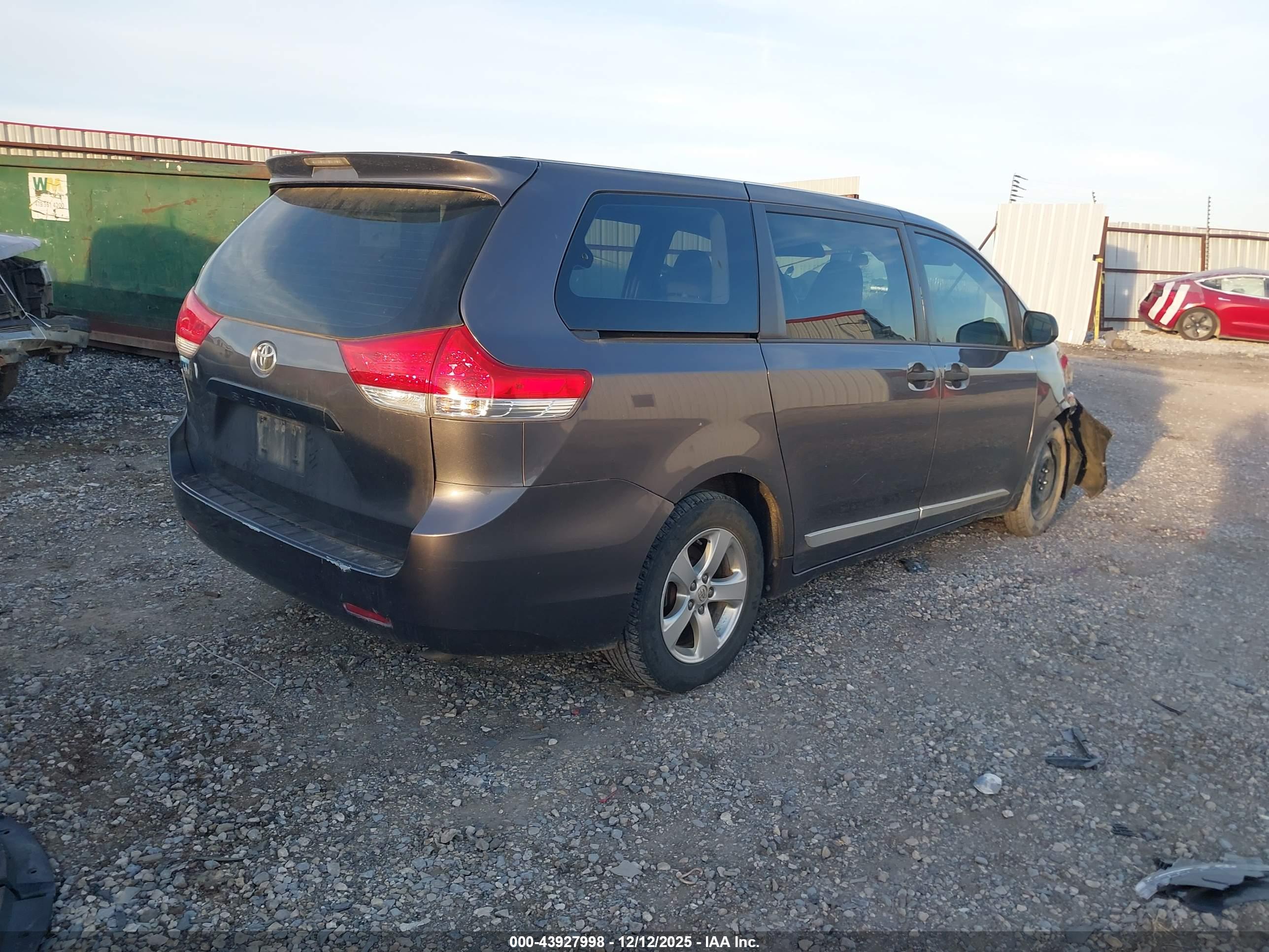 TOYOTA SIENNA image 4
