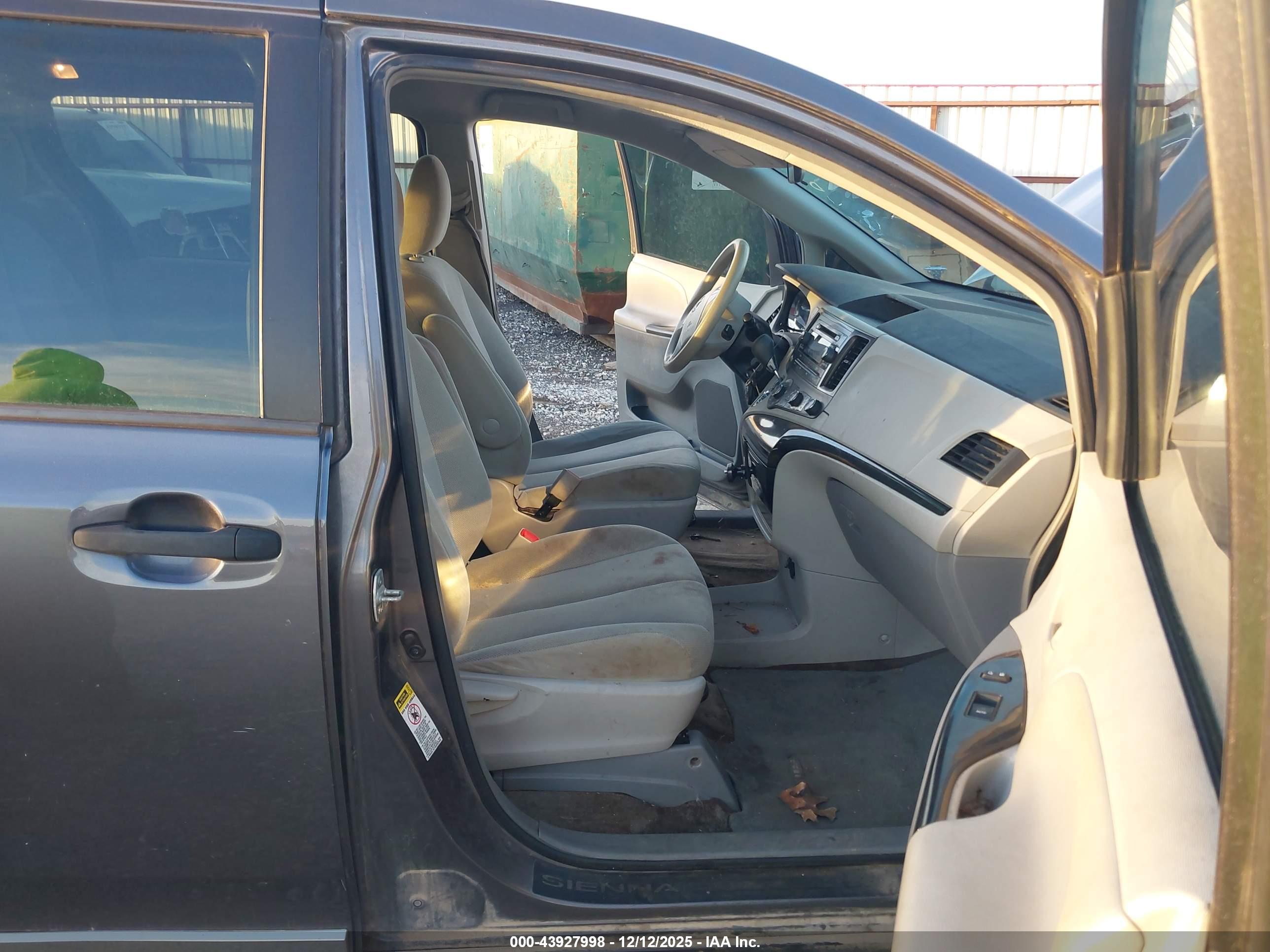 TOYOTA SIENNA image 5