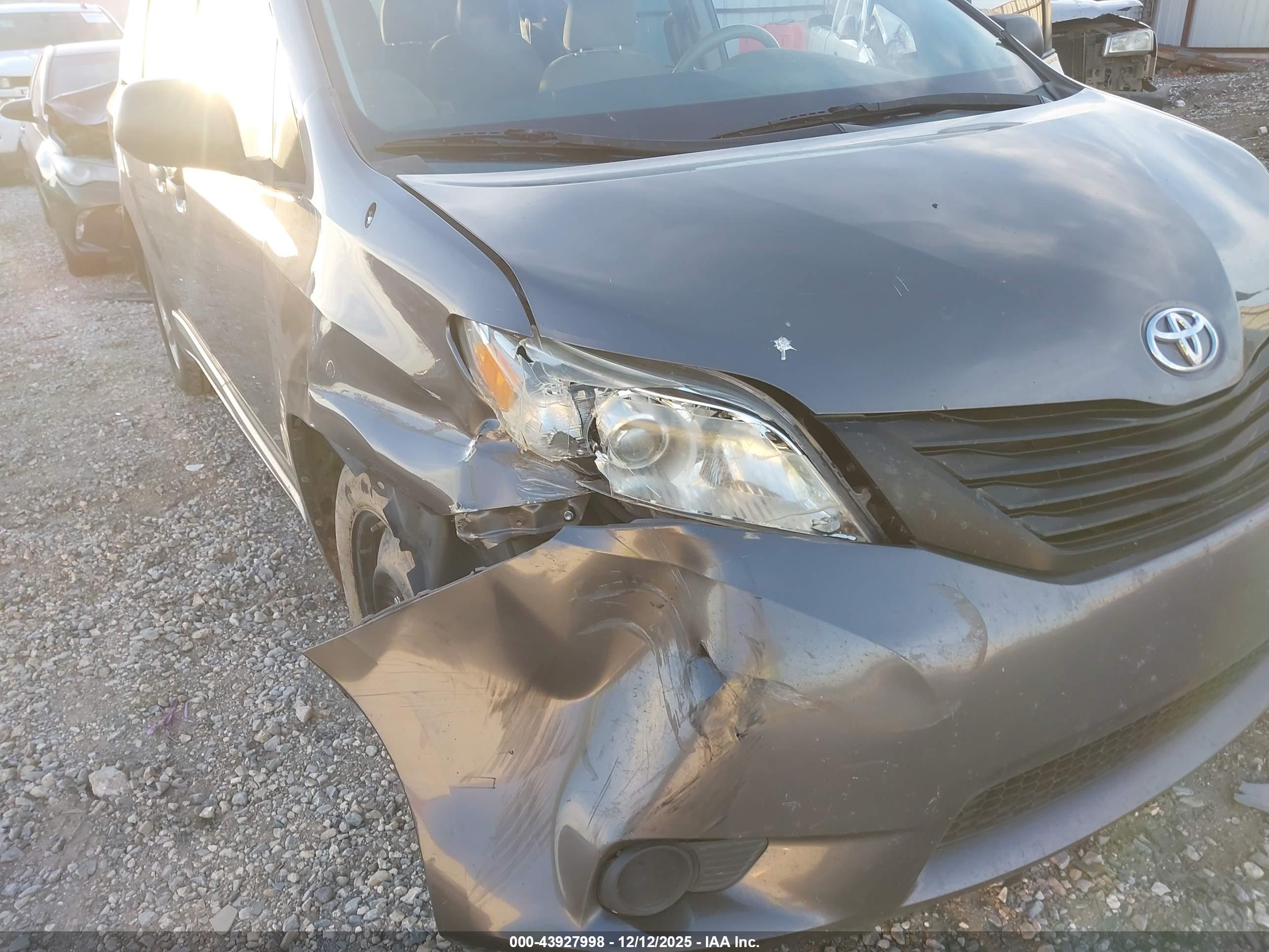 TOYOTA SIENNA image 6