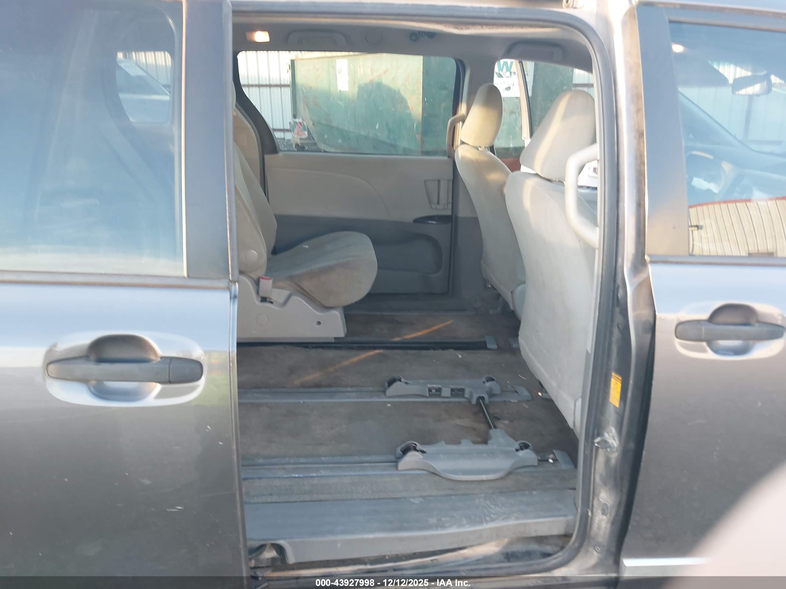 TOYOTA SIENNA image 8
