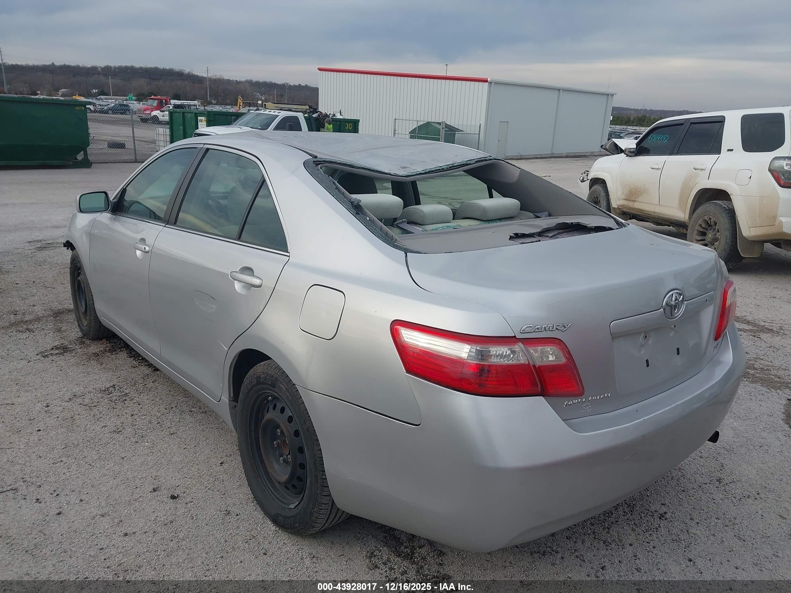 TOYOTA CAMRY image 3