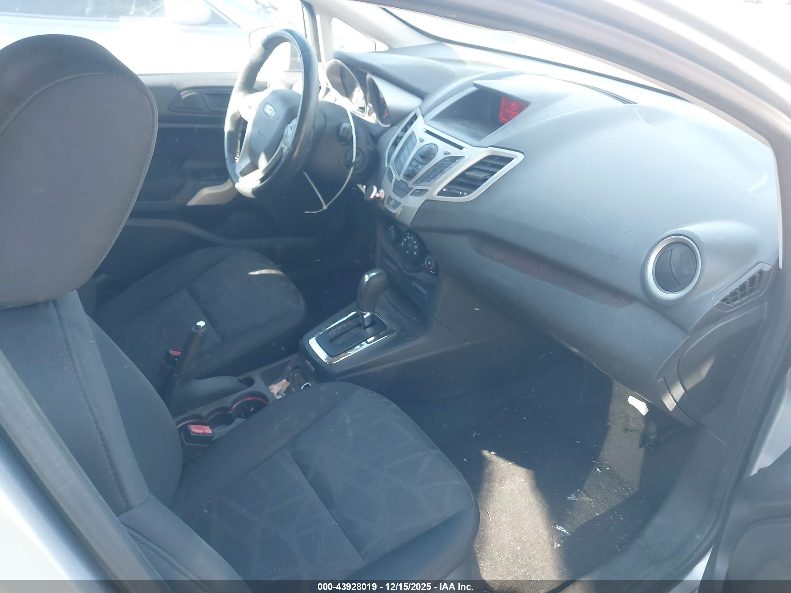 FORD FIESTA image 5