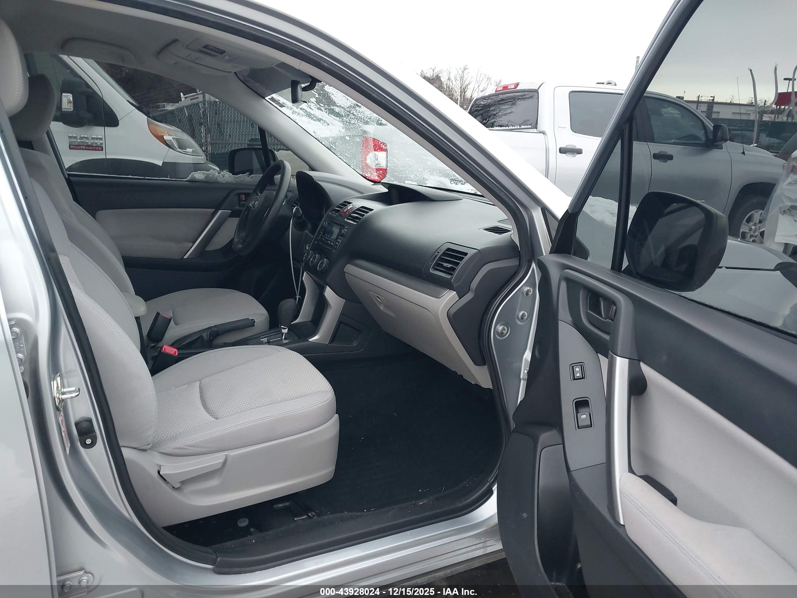 SUBARU FORESTER image 5
