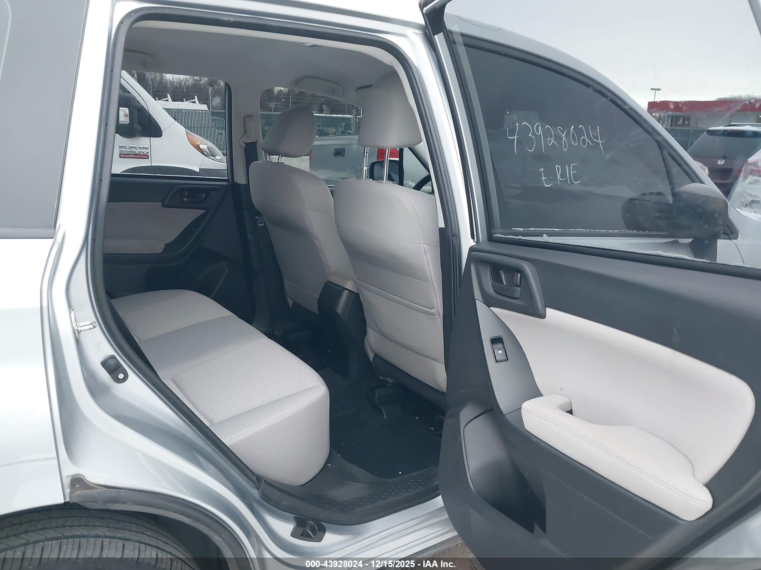 SUBARU FORESTER image 8