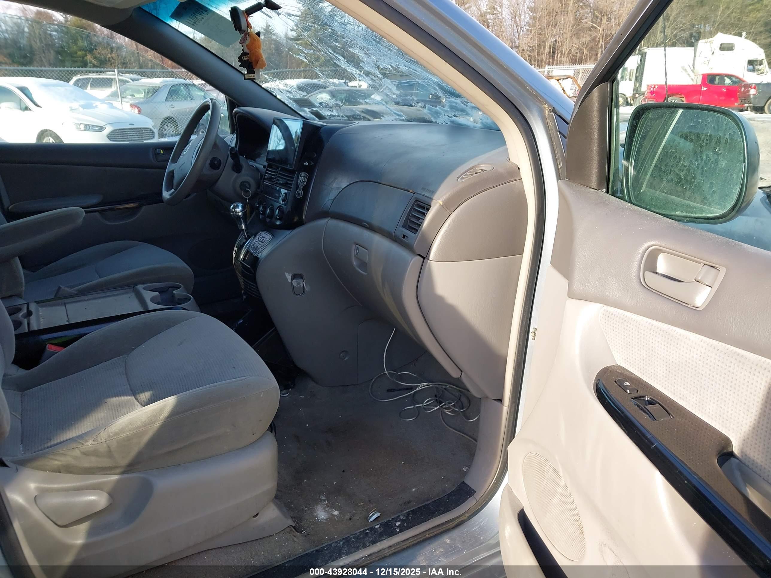 TOYOTA SIENNA image 5