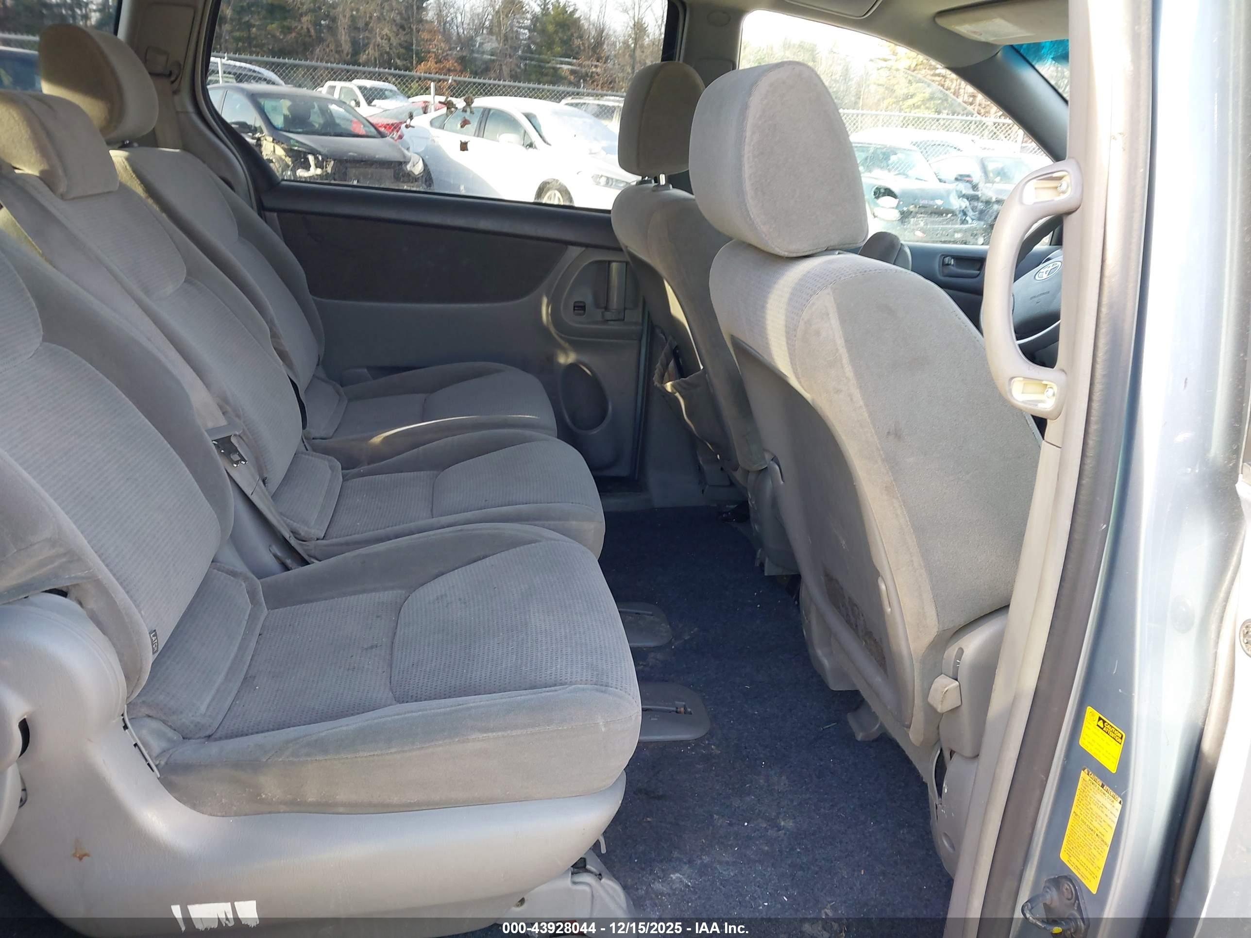 TOYOTA SIENNA image 8