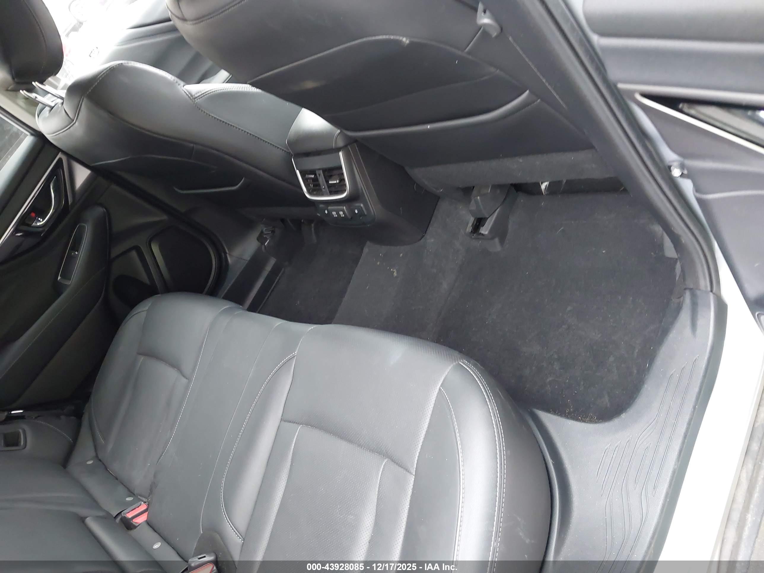 SUBARU OUTBACK image 8
