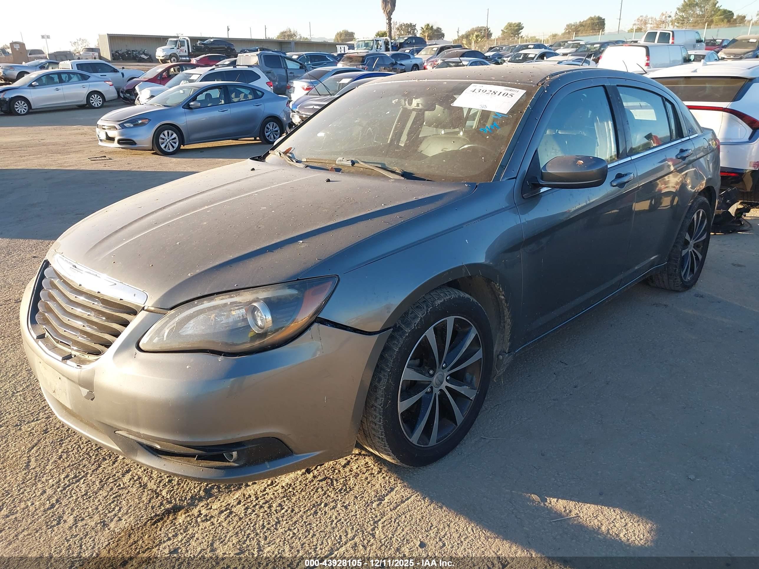 CHRYSLER 200 image 2