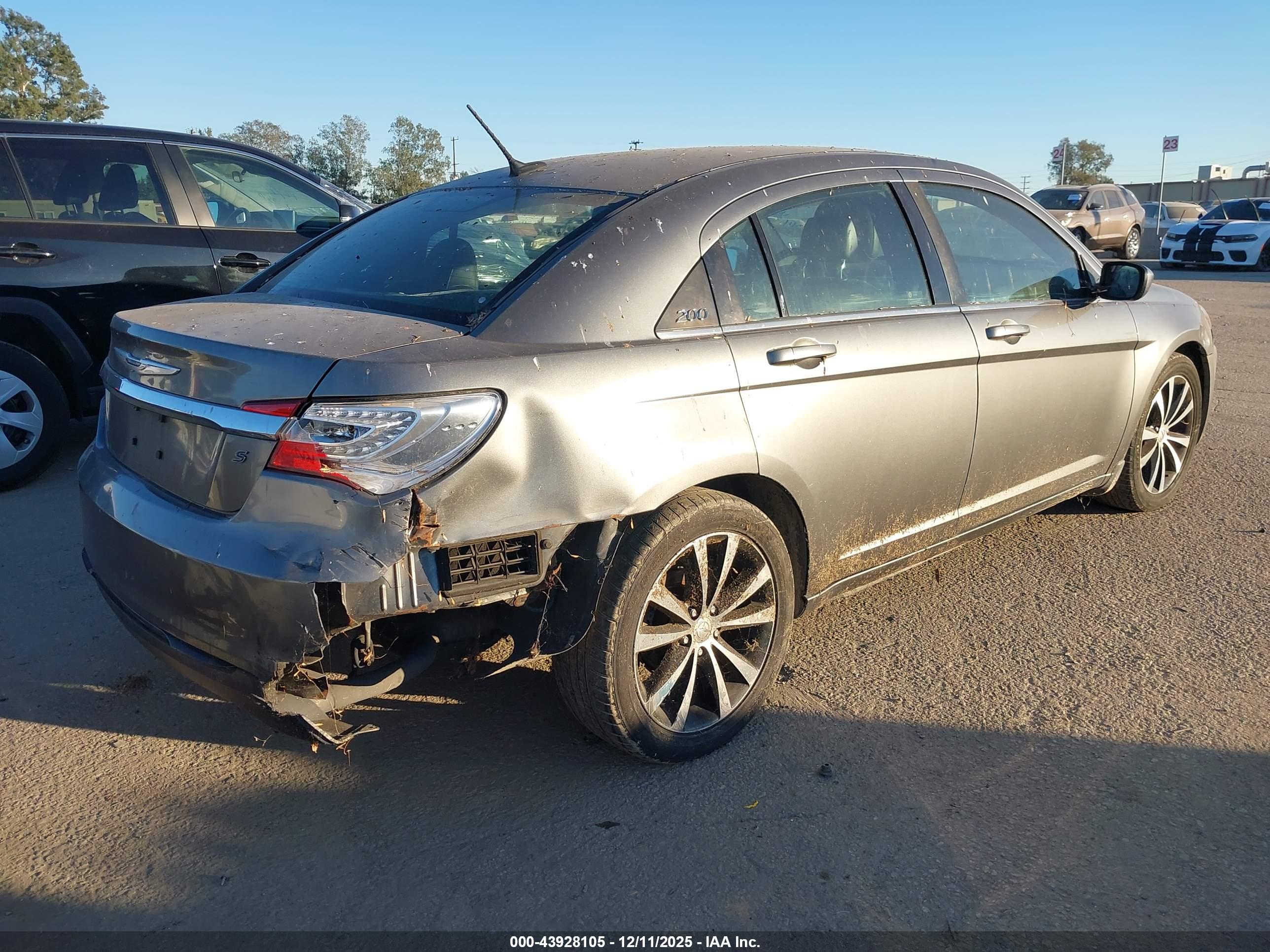 CHRYSLER 200 image 4