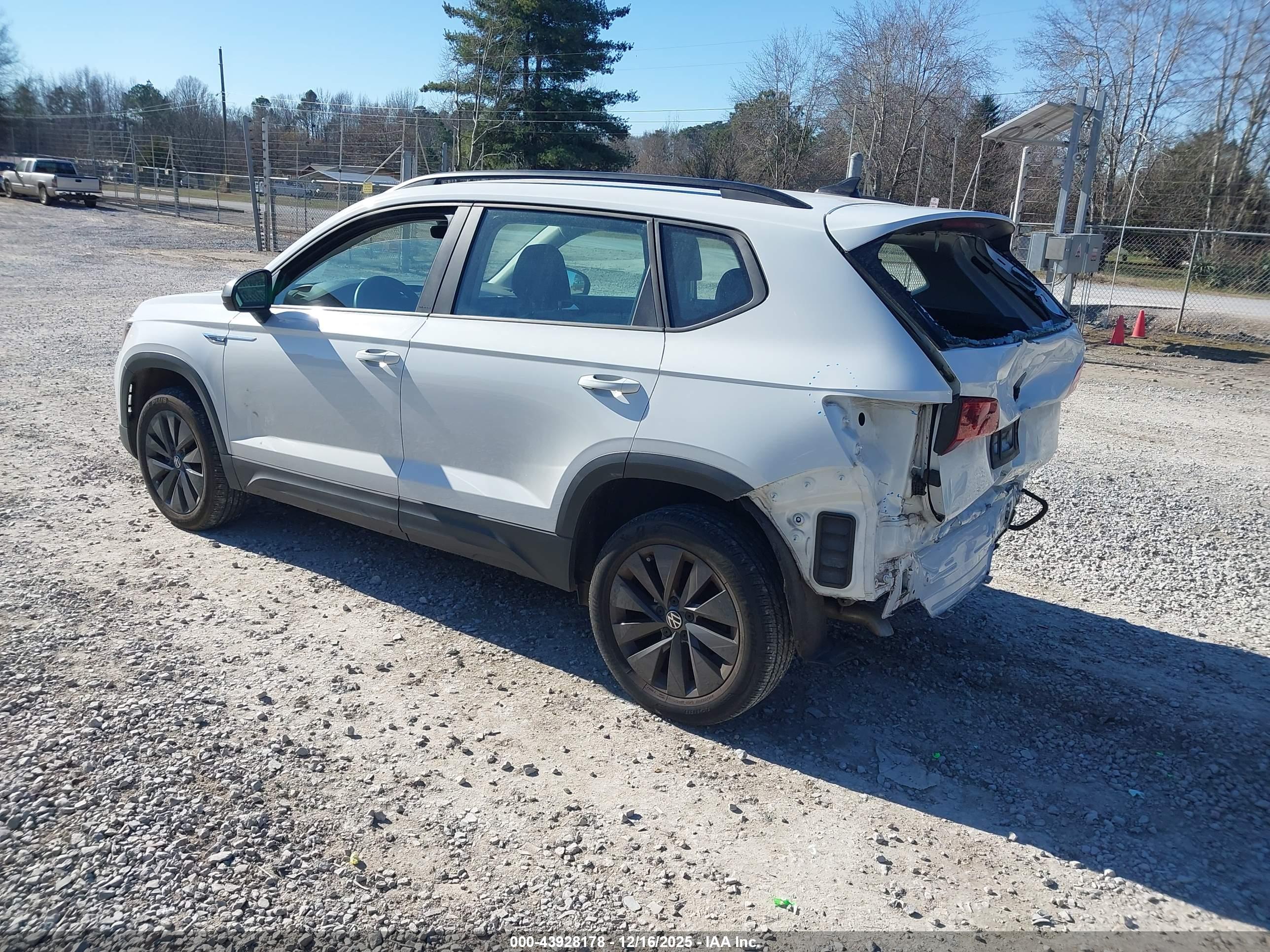 VOLKSWAGEN TAOS image 3