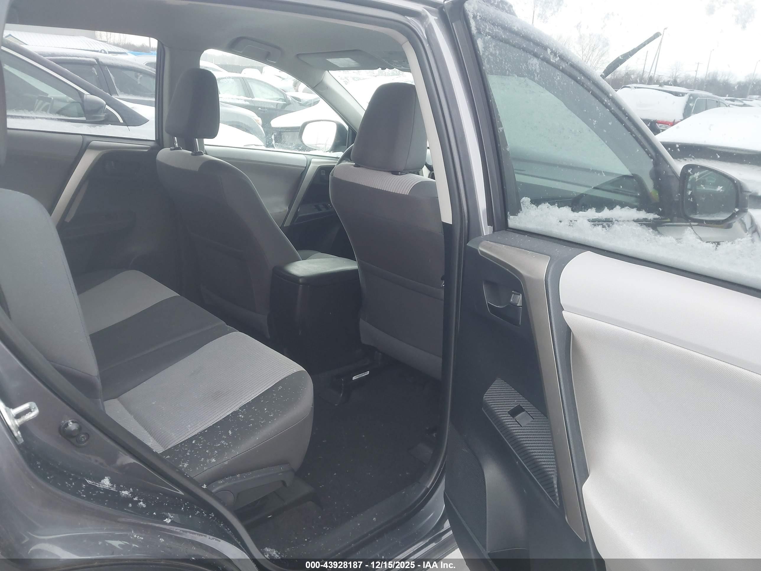 TOYOTA RAV4 image 8
