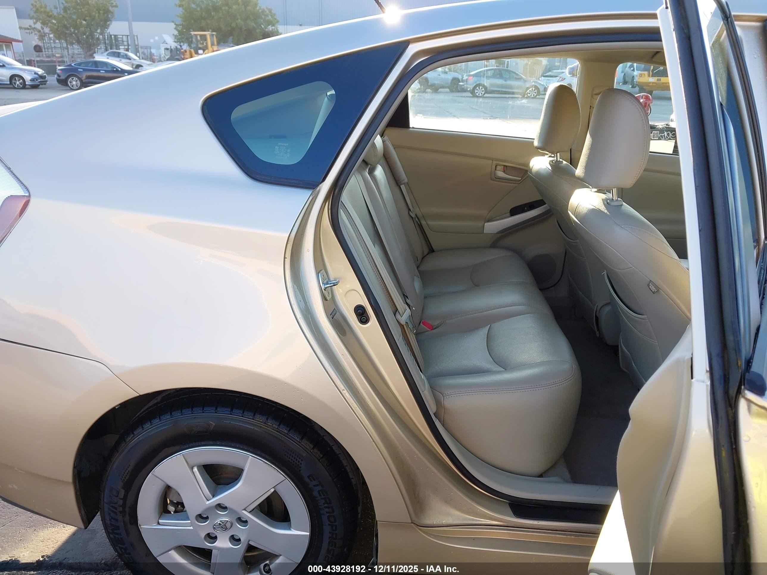 TOYOTA PRIUS image 8