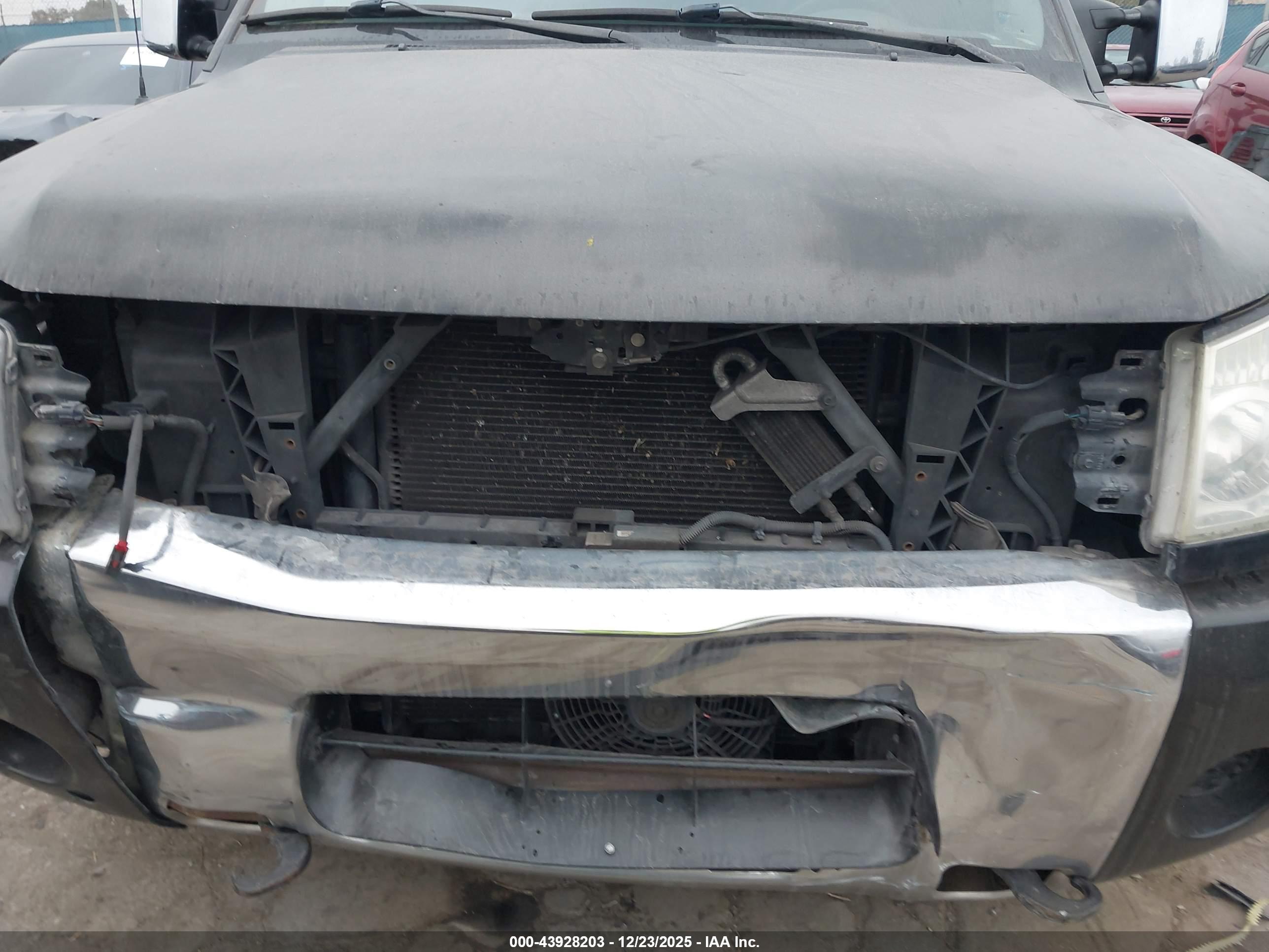 NISSAN TITAN image 6
