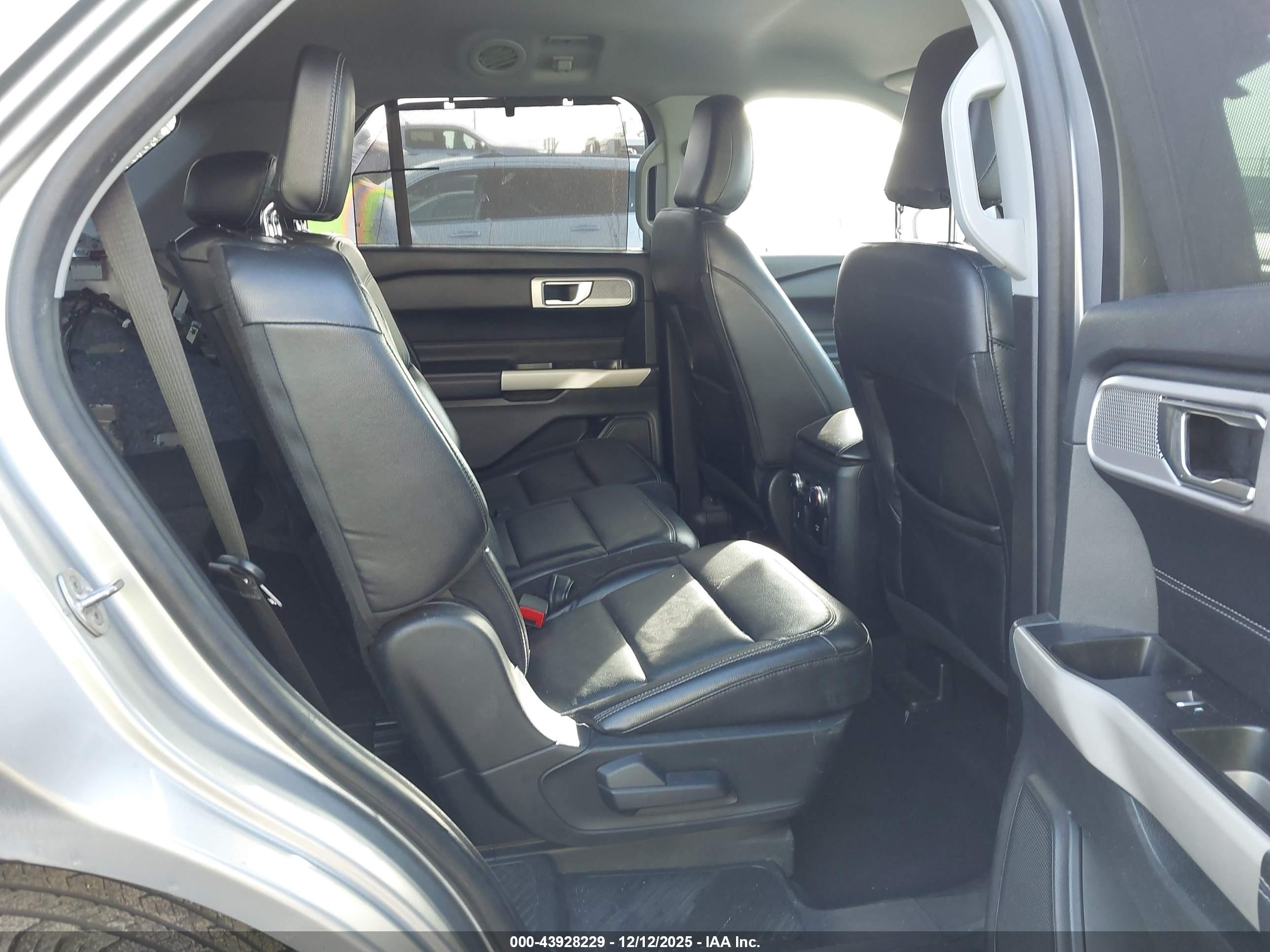 FORD EXPLORER image 8