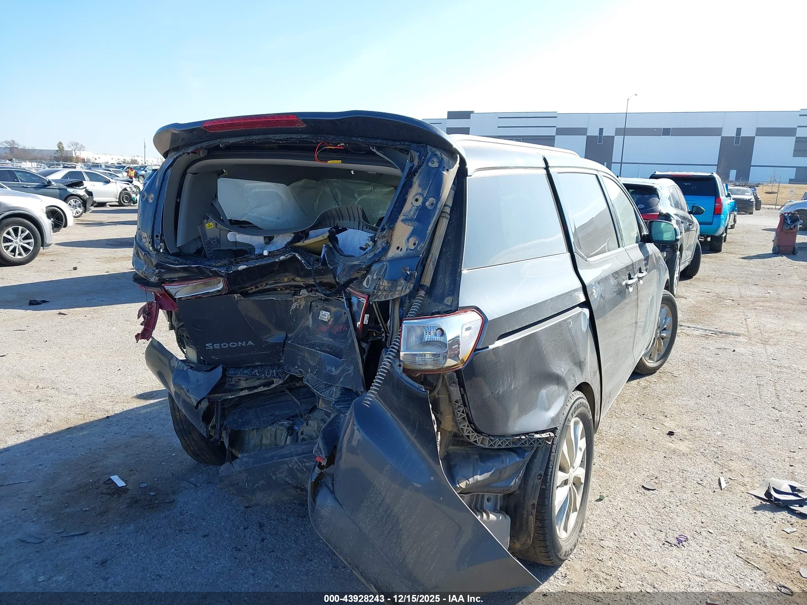 KIA SEDONA image 4