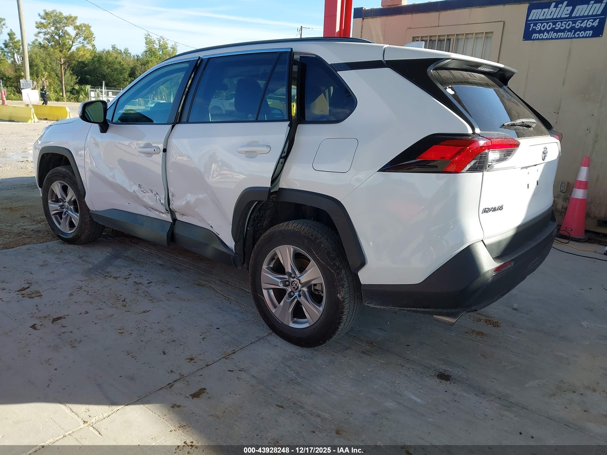 TOYOTA RAV4 image 3