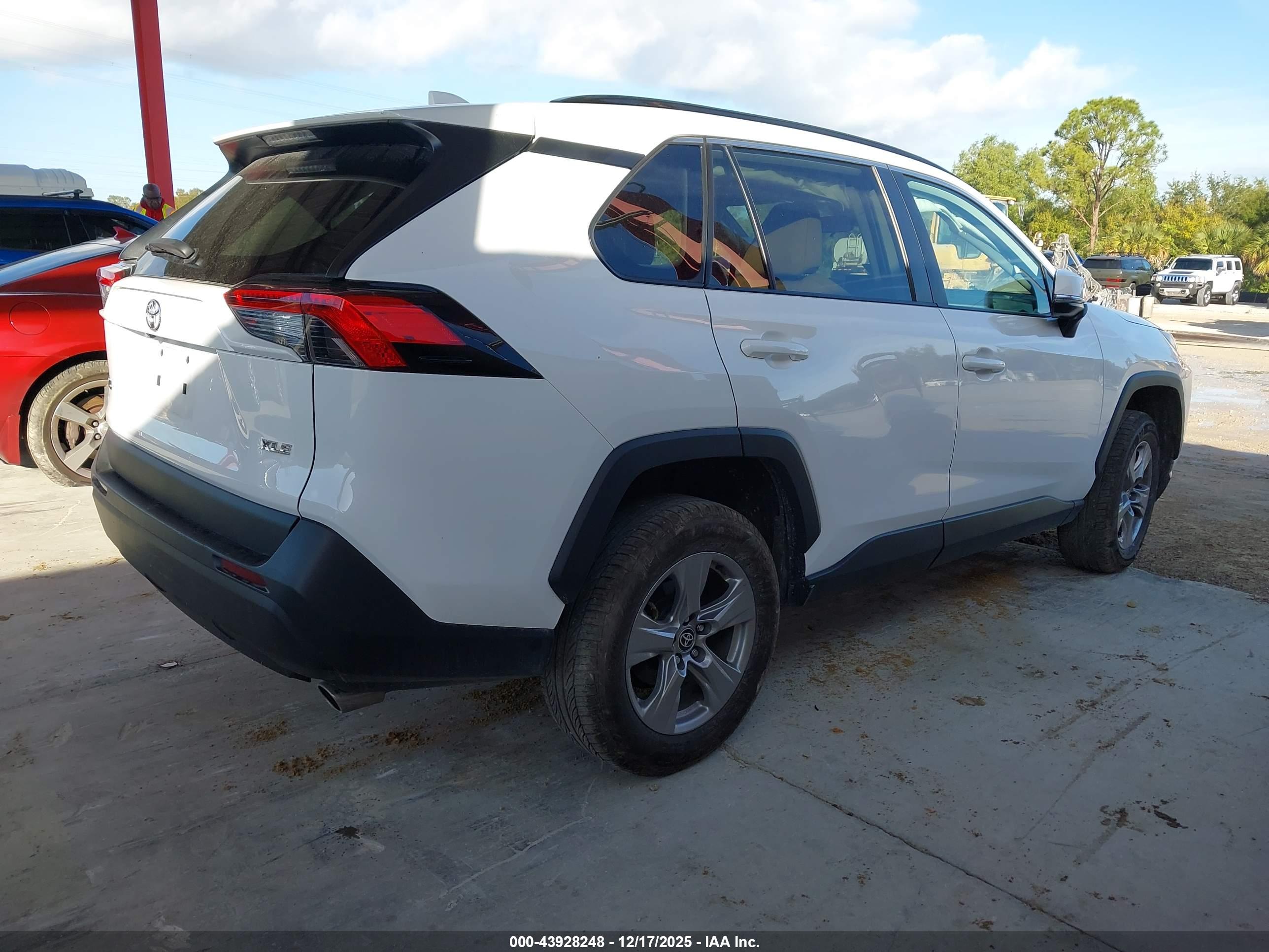 TOYOTA RAV4 image 4