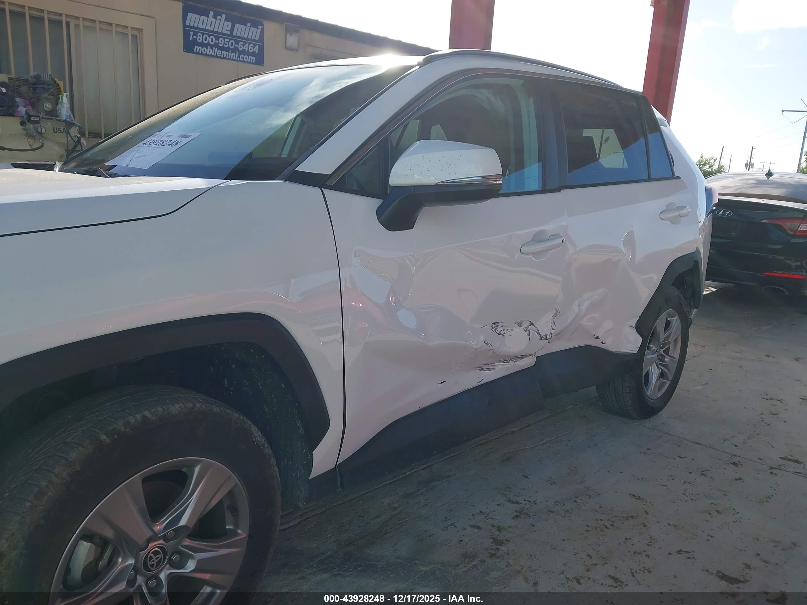 TOYOTA RAV4 image 6