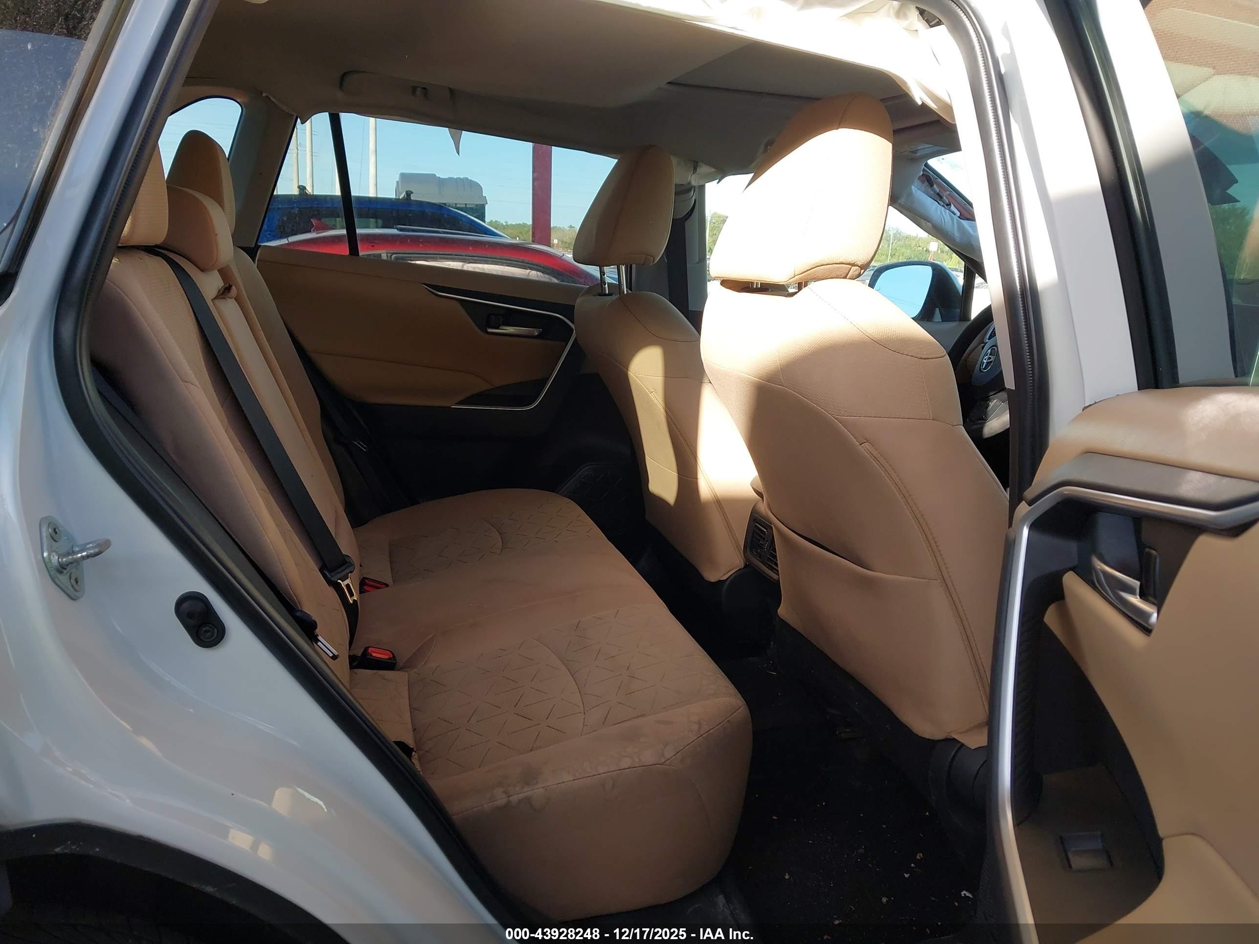 TOYOTA RAV4 image 8