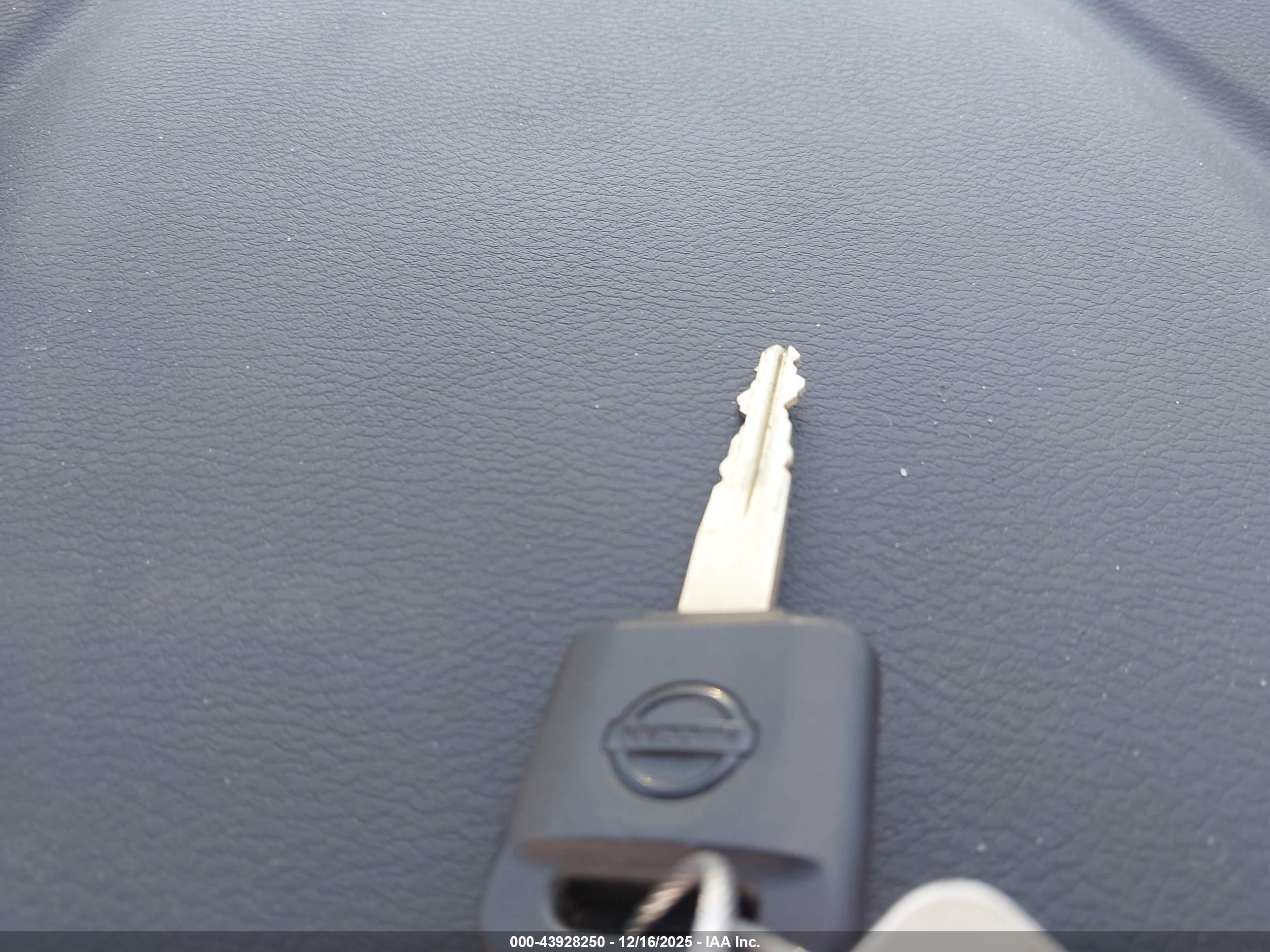 NISSAN VERSA image 11