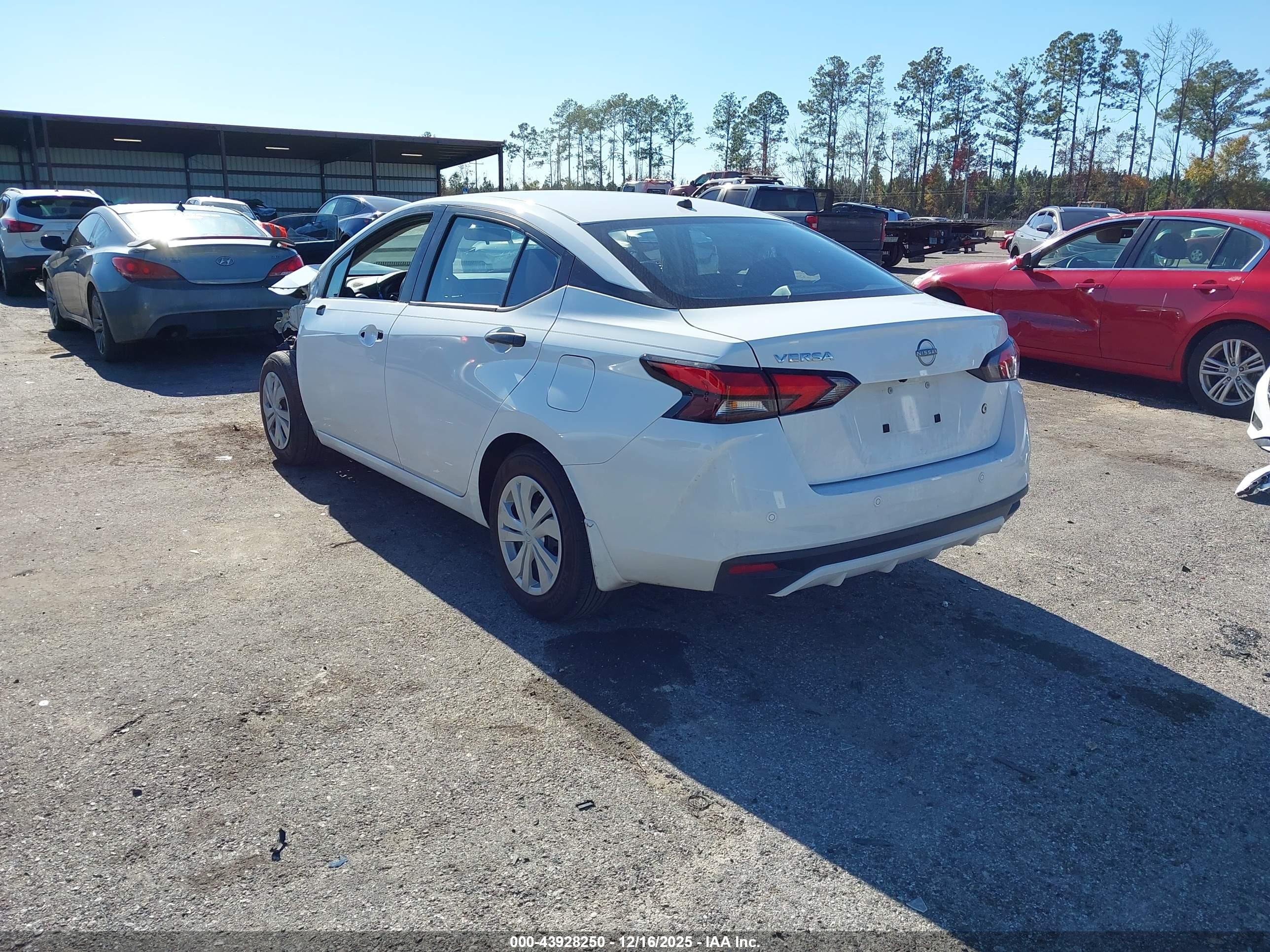 NISSAN VERSA image 3