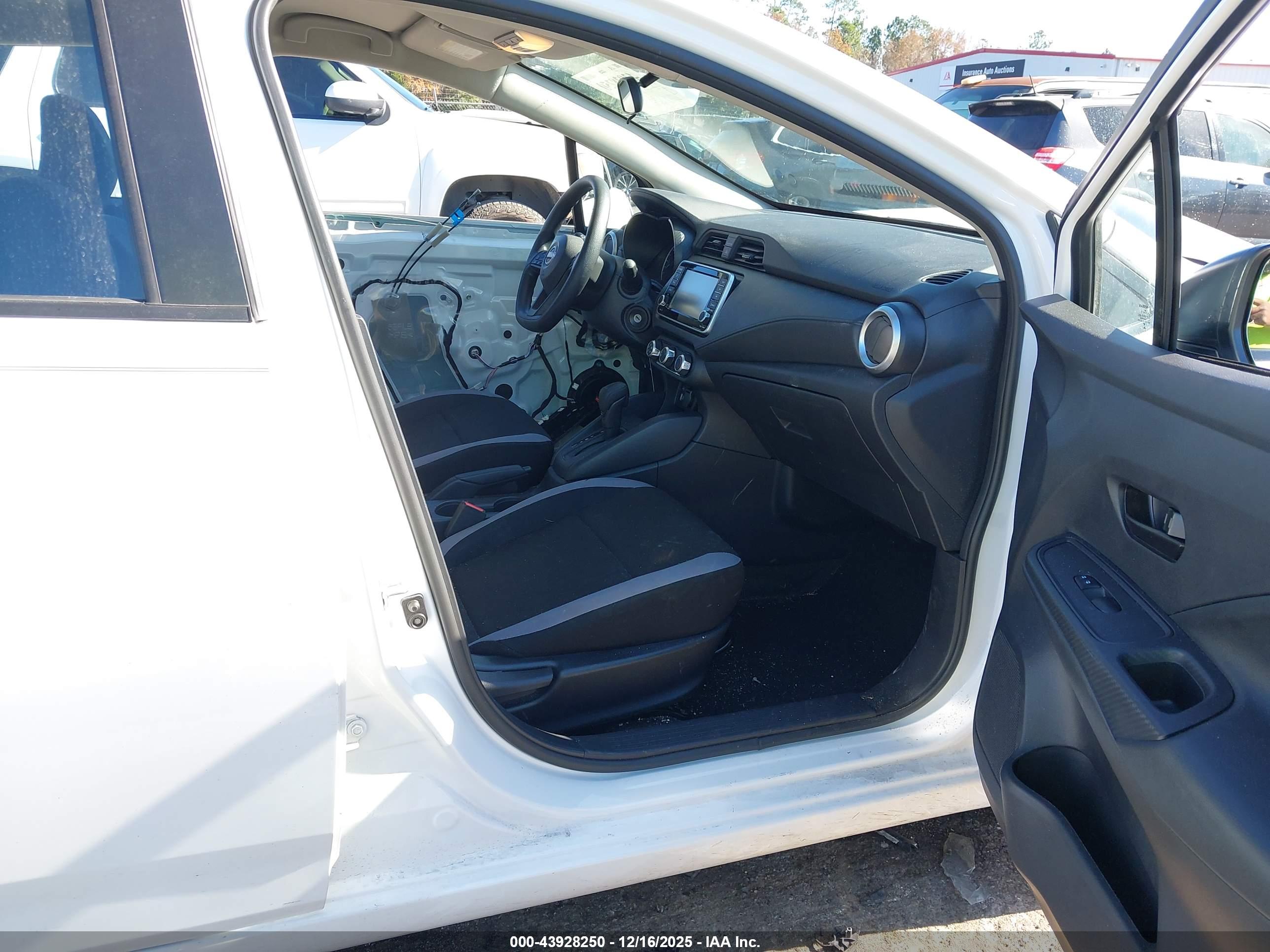 NISSAN VERSA image 5