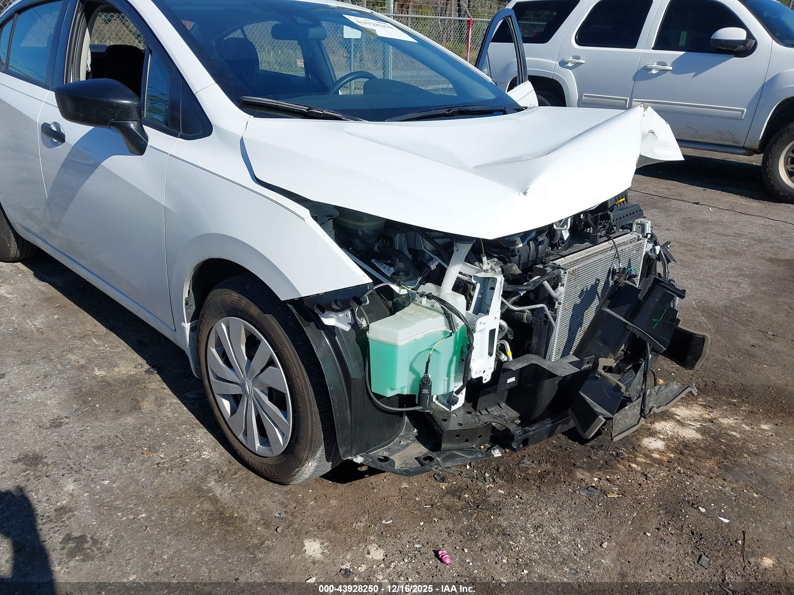 NISSAN VERSA image 6